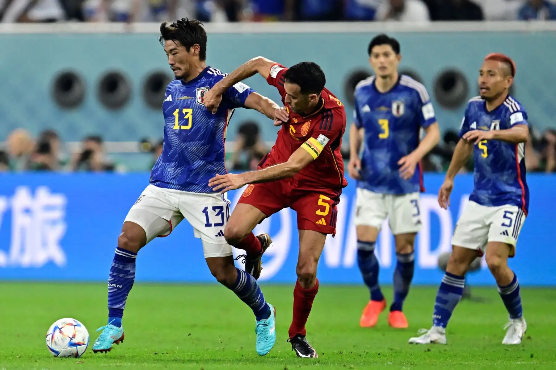El mediocampista japonés Hidemasa Morita lucha por el balón con el mediocampista español Sergio Busquets durante el partido de fútbol del Grupo E de la Copa Mundial Qatar 2022 entre Japón y España en el Estadio Internacional Khalifa en Doha el 1 de diciembre de 2022
Foto: AFP.