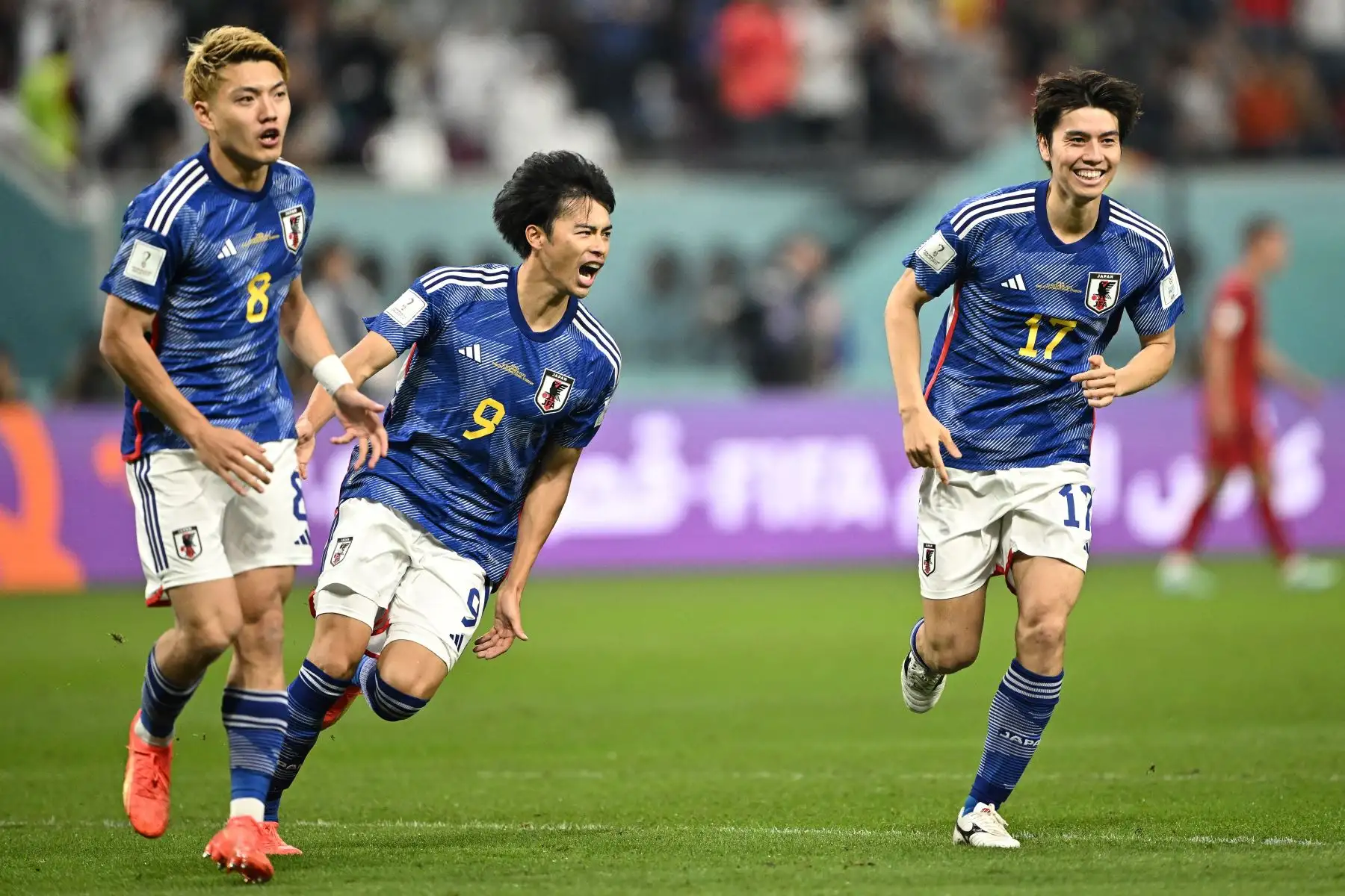 El mediocampista japonés Ritsu Doan  celebra marcar el primer gol de su equipo durante el partido de fútbol del Grupo E de la Copa Mundial Qatar 2022 entre Japón y España en el Estadio Internacional Khalifa en Doha el 1 de diciembre de 2022.
Foto: AFP