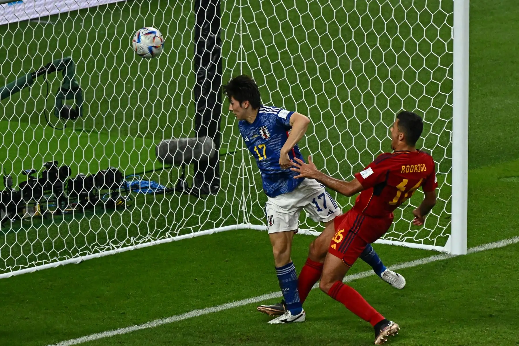 El mediocampista  de Japón, Ao Tanaka, anota el segundo gol de su equipo durante el partido de fútbol del Grupo E de la Copa Mundial Qatar 2022 entre Japón y España en el Estadio Internacional Khalifa en Doha el 1 de diciembre de 2022.
Foto: AFP