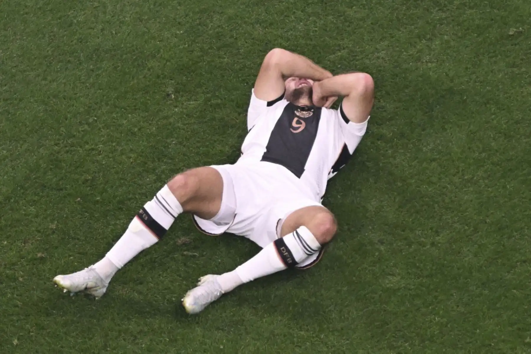 El delantero alemán #09 Niclas Fuellkrug reacciona después de caer en la cancha durante el partido de fútbol del Grupo E de la Copa Mundial Catar 2022 entre Costa Rica y Alemania en el Estadio Al-Bayt en Al Khor, al norte de Doha

Foto: AFP