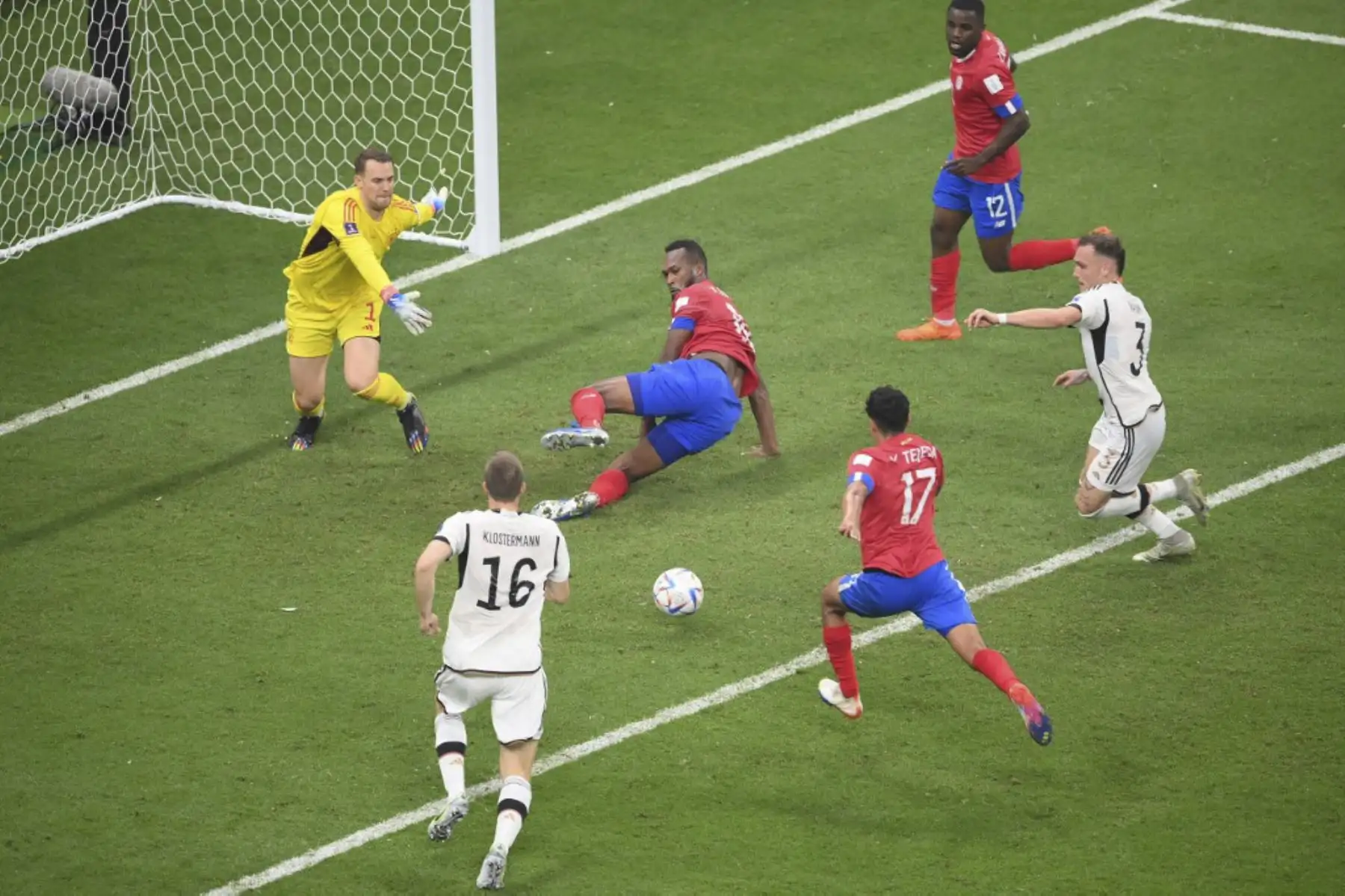El mediocampista de Costa Rica #17 Yeltsin Tejeda (C) anota el primer gol de su equipo superando al portero de Alemania #01 Manuel Neuer durante el partido de fútbol del Grupo E de la Copa Mundial Catar 2022 entre Costa Rica y Alemania en el Estadio Al-Bayt en Al Khor, al norte de Doha

Foto:AFP
