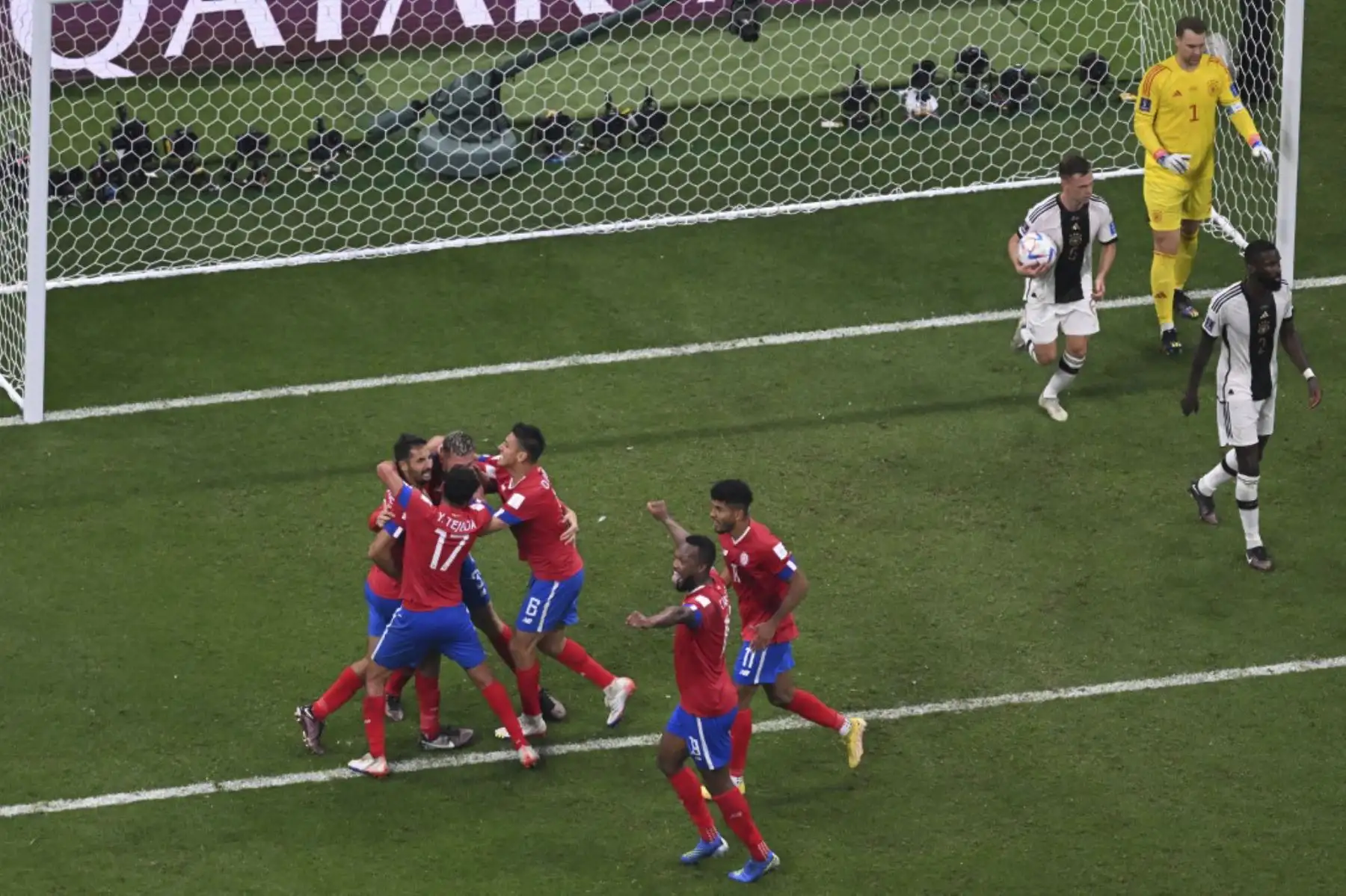 El defensor #03 de Costa Rica, Juan Pablo Vargas, celebra con sus compañeros después de anotar el segundo gol de su equipo durante el partido de fútbol del Grupo E de la Copa Mundial Catar 2022 entre Costa Rica y Alemania en el Estadio Al-Bayt en Al Khor, al norte de Doha

Foto:AFP