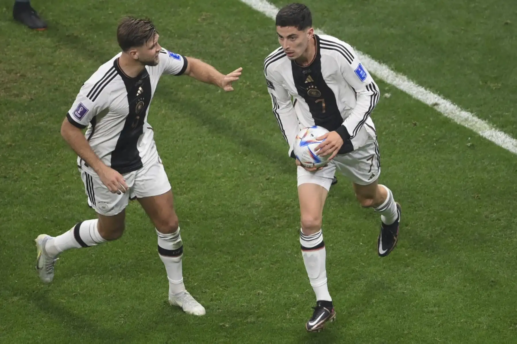 El mediocampista alemán #07 Kai Havertz (R) reacciona junto al delantero alemán #09 Niclas Fuellkrug después de marcar el segundo gol de su equipo durante el partido de fútbol del Grupo E de la Copa Mundial Catar 2022 entre Costa Rica y Alemania en el Estadio Al-Bayt en Al Khor, al norte de Doha

Foto:AFP