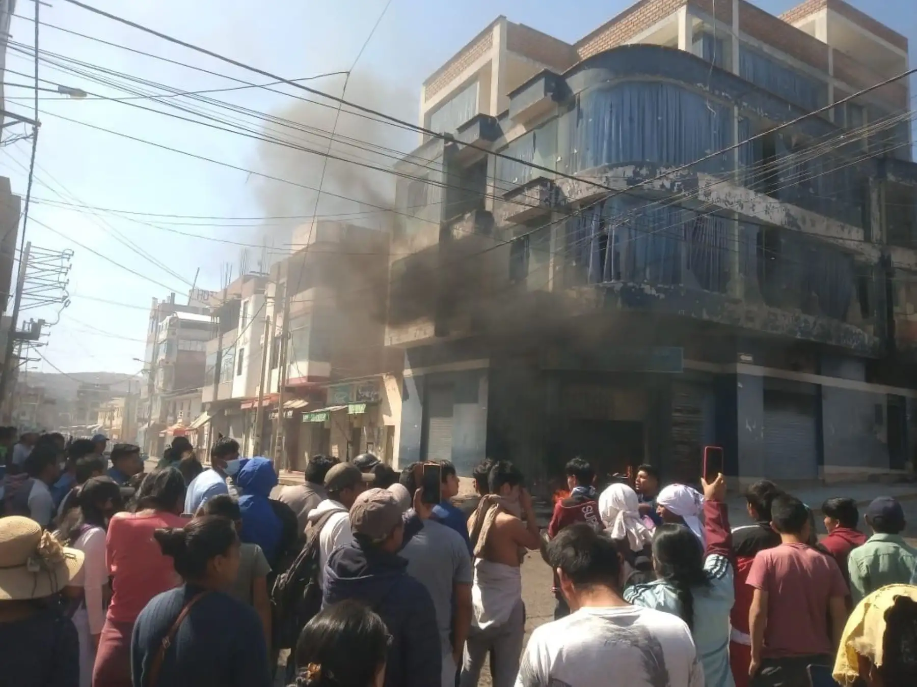 Ataque contra la sede de la Fiscalía en la ciudad de Huanta, región Ayacucho, deja varios heridos y cuantiosos daños materiales. Foto: Cortesía Puquio/Facebook