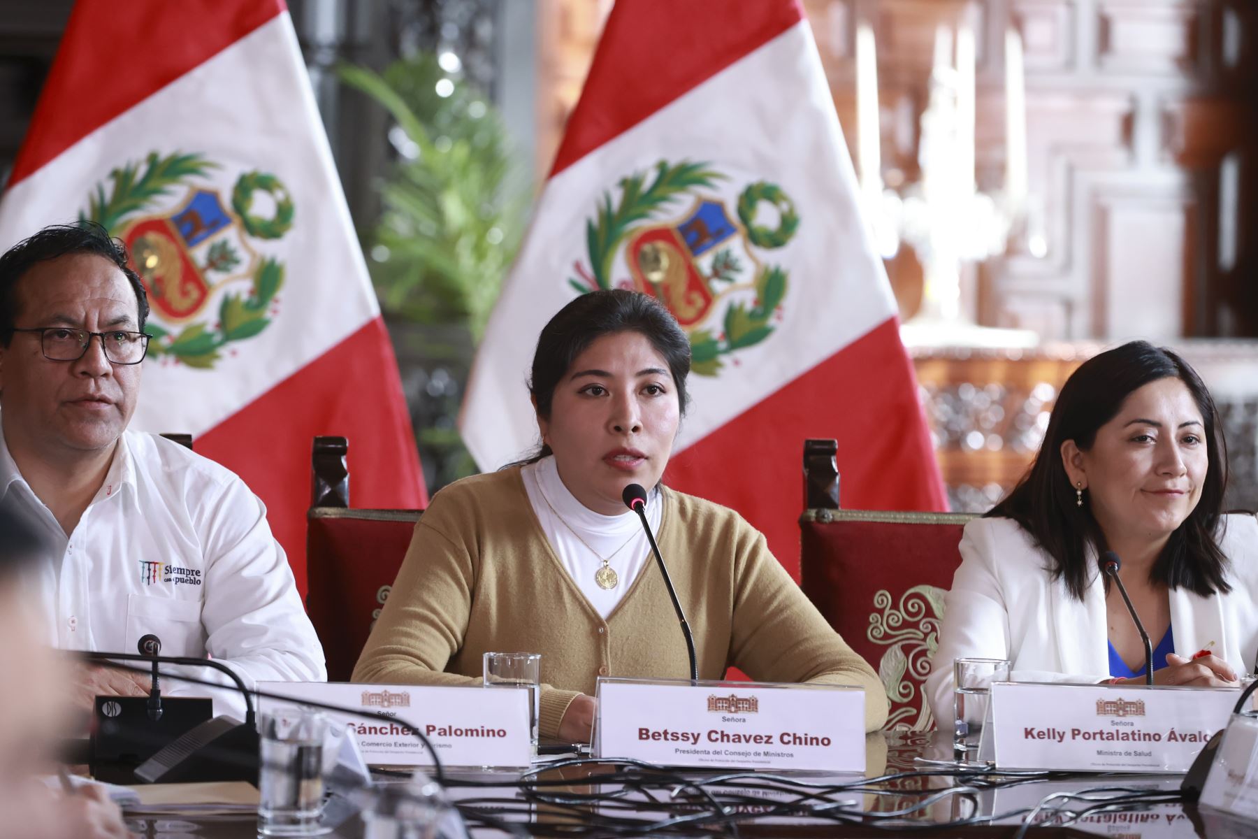 Presidenta del Consejo de Ministros Betssy Chavez encabeza conferencia de prensa donde da a conocer acuerdos de reunión de Consejo.  Foto: ANDINA/PCM