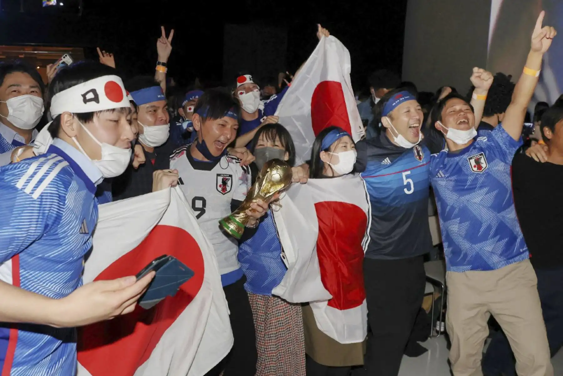 Los fanáticos celebran después de la victoria de Japón sobre España en el partido de fútbol del Grupo E de la Copa Mundial de Qatar 2022 para avanzar a los octavos de final, en un área de visualización pública en Tokio

Foto: AFP