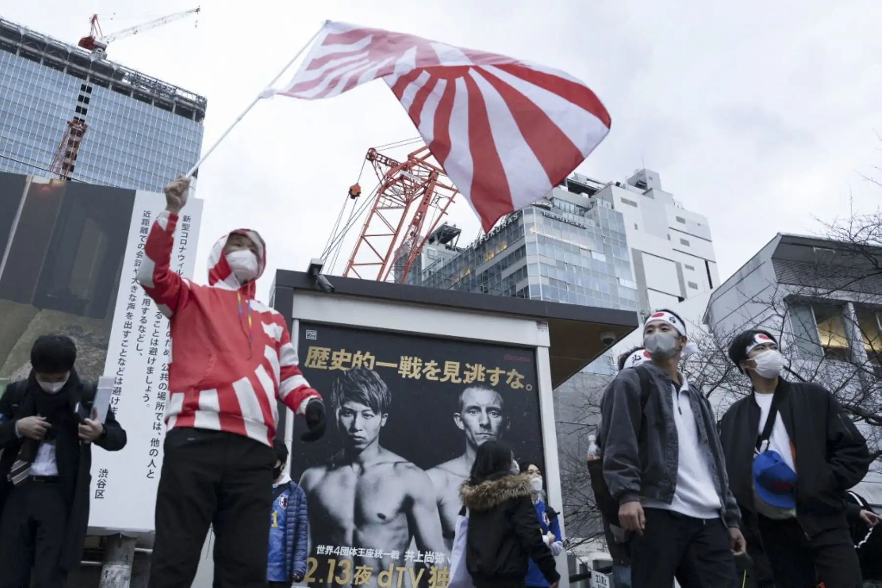Los fanáticos celebran después de la victoria de Japón sobre España en el partido de fútbol del Grupo E de la Copa Mundial de Qatar 2022 para avanzar a la segunda ronda, en el área de Shibuya Crossing en Tokio, Japón

Foto: AFP