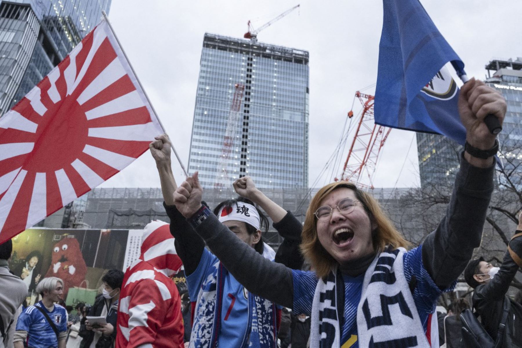 Los fanáticos celebran después de la victoria de Japón sobre España en el partido de fútbol del Grupo E de la Copa Mundial de Catar 2022 para avanzar a los octavos de final, en el área de Shibuya Crossing en Tokio

Foto: AFP