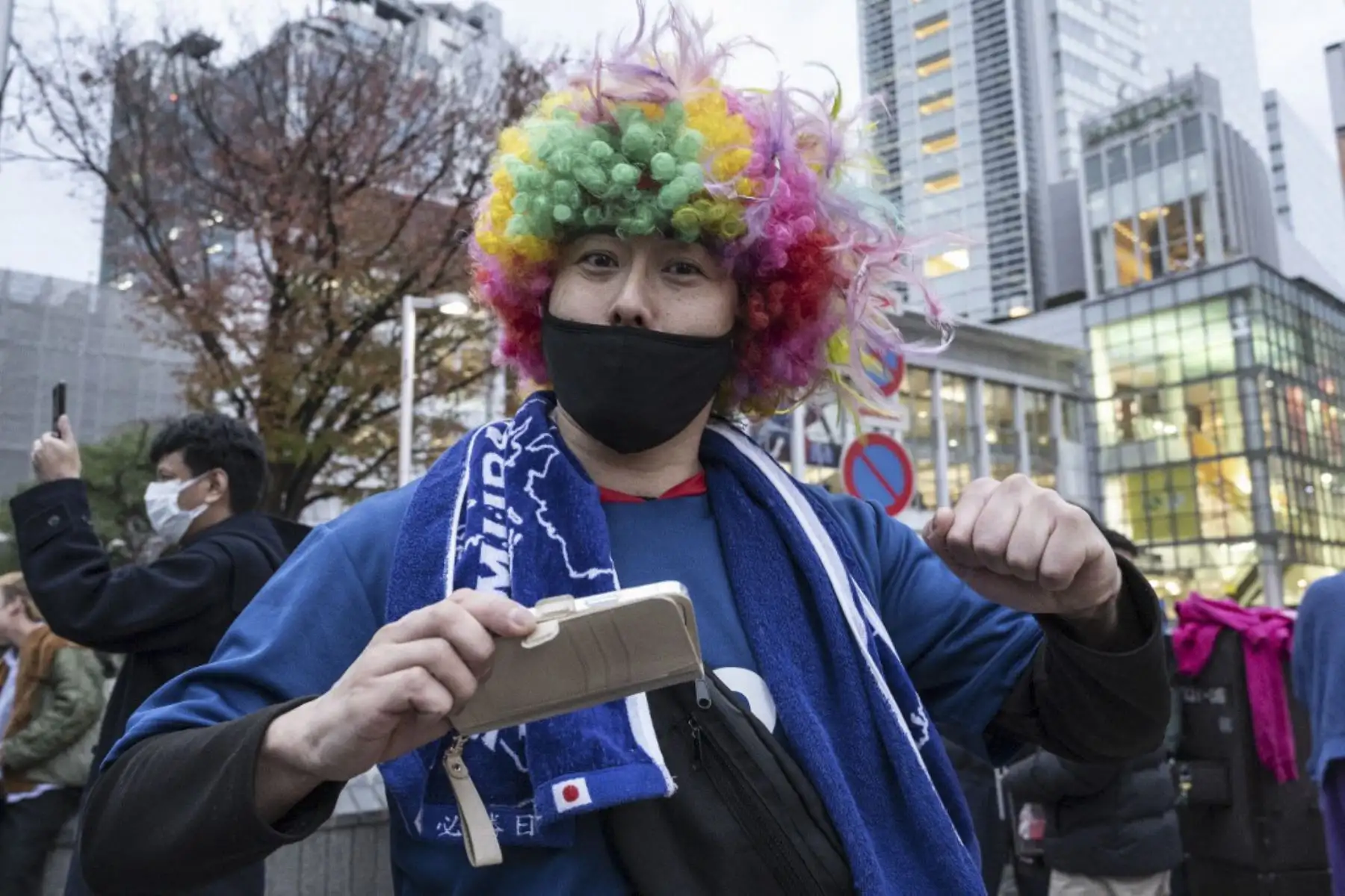 Los fanáticos celebran después de la victoria de Japón sobre España en el partido de fútbol del Grupo E de la Copa Mundial de Catar 2022 para avanzar a los octavos de final, en el área de Shibuya Crossing en Tokio 

Foto: AFP