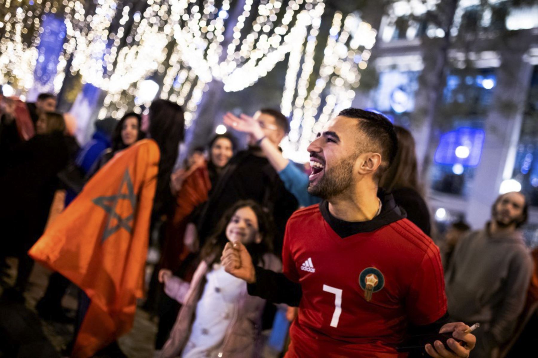 Seguidores de Marruecos celebran en la Avenue des Champs-Elysees después de que su equipo ganó el partido de fútbol del Grupo F de la Copa Mundial de Catar 2022 contra Canadá en

Foto:AFP