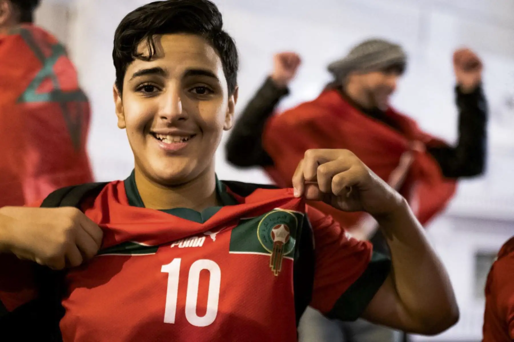 Seguidores de Marruecos celebran en la Avenue des Champs-Elysees después de que su equipo ganó el partido de fútbol del Grupo F de la Copa Mundial de Catar 2022 contra Canadá en

Foto:AFP