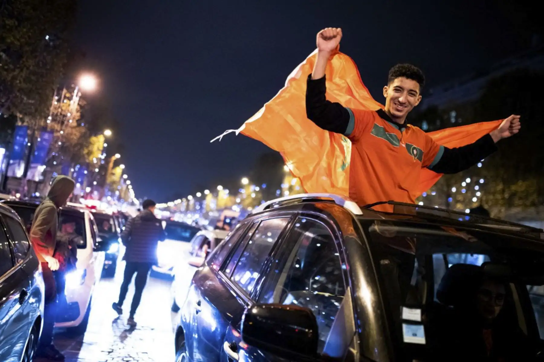 Seguidores de Marruecos celebran en la Avenue des Champs-Elysees después de que su equipo ganó el partido de fútbol del Grupo F de la Copa Mundial de Catar 2022 contra Canadá en

Foto:AFP