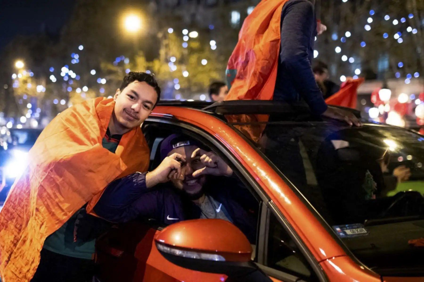 Seguidores de Marruecos celebran en la Avenue des Champs-Elysees después de que su equipo ganó el partido de fútbol del Grupo F de la Copa Mundial de Catar 2022 contra Canadá en

Foto:AFP