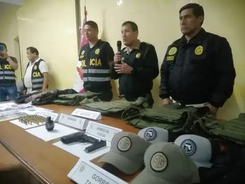Armas de fuego, granada de guerra, municiones y chalecos antibala escondía en su habitación un presunto integrante de la organización criminal Los Pulpos que operaba en Trujillo, informó la Policía Nacional. ANDINA/Difusión