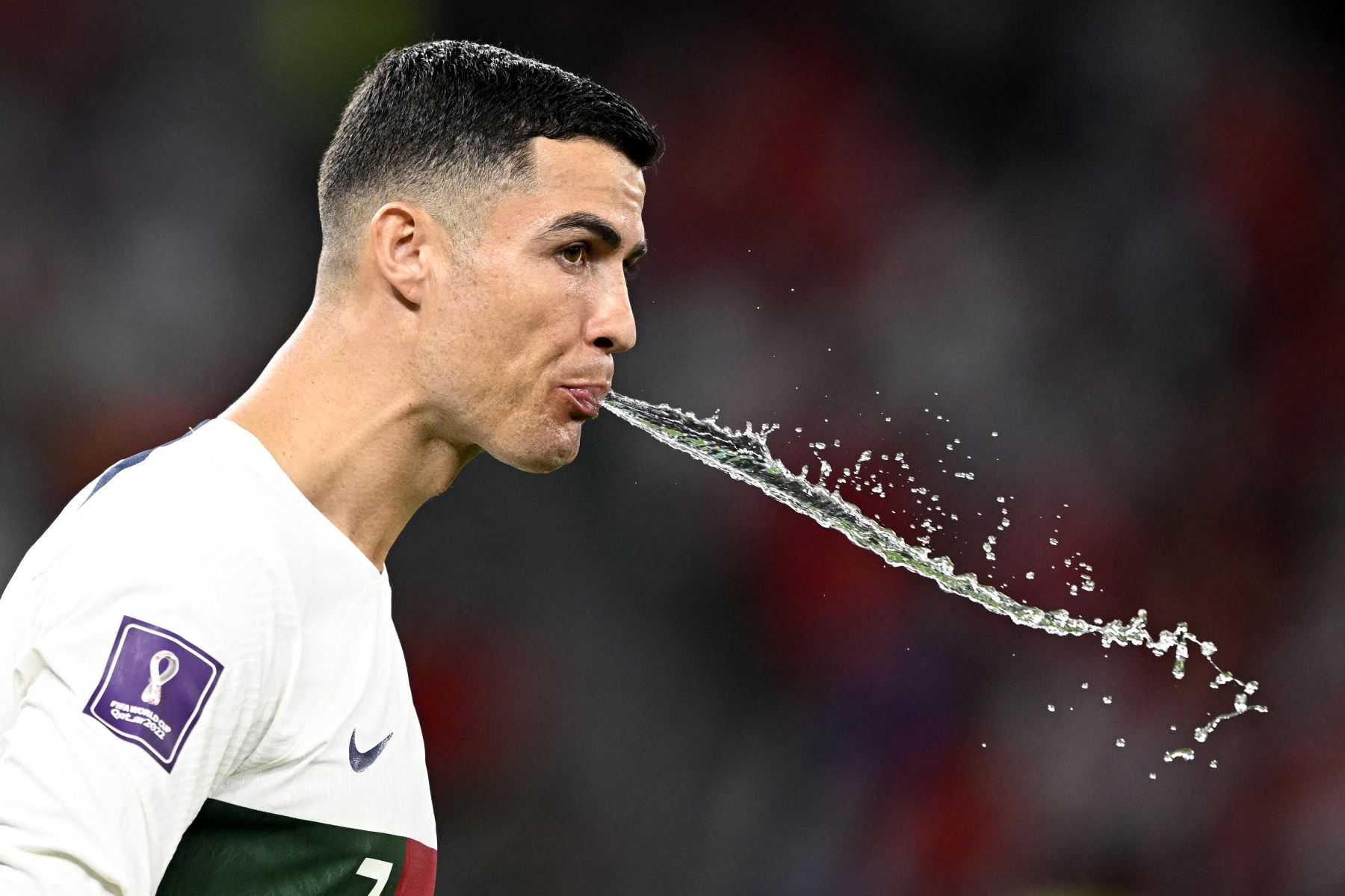 El delantero portugués Cristiano Ronaldo escupe agua antes del inicio del partido de fútbol del Grupo H de la Copa Mundial Qatar 2022 entre Corea del Sur y Portugal en el Education City Stadium en Al-Rayyan, al oeste de Doha, el 2 de diciembre de 2022.
Foto: AFP