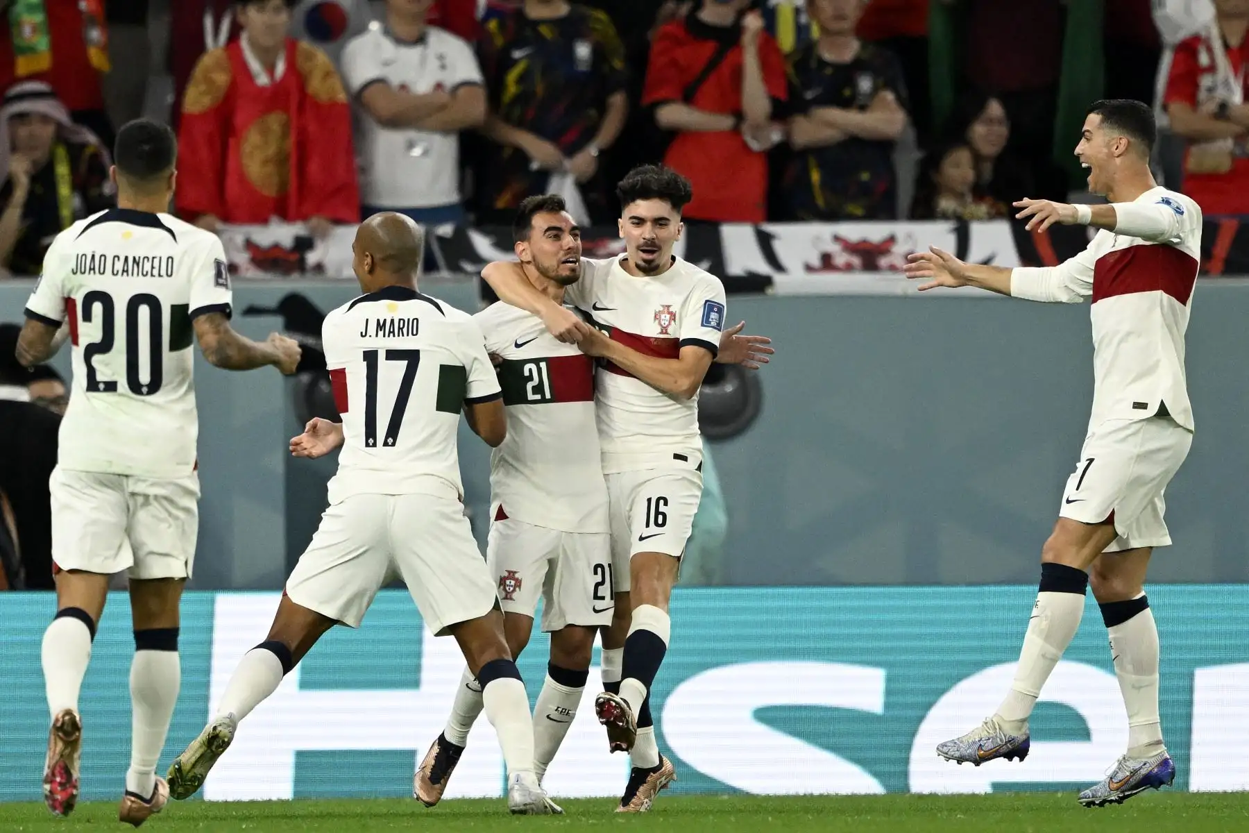 El delantero portugués  Ricardo Horta  celebra con sus compañeros de equipo después de marcar el primer gol de su equipo durante el partido de fútbol del Grupo H de la Copa Mundial de Qatar 2022 entre Corea del Sur y Portugal en el Education City Stadium en Al-Rayyan, al oeste de Doha el 2 de diciembre. 2022.
Foto: AFP