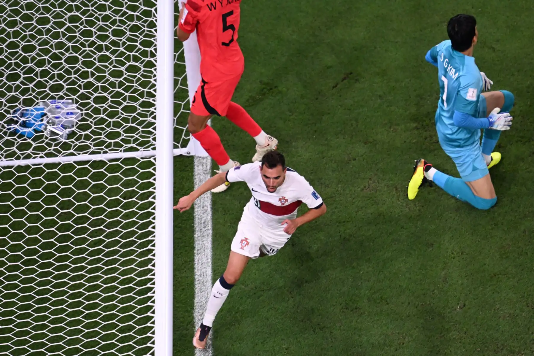 El delantero portugués #21 Ricardo Horta celebra marcar el primer gol de su equipo durante el partido de fútbol del Grupo H de la Copa Mundial Qatar 2022 entre Corea del Sur y Portugal en el Education City Stadium en Al-Rayyan, al oeste de Doha, el 2 de diciembre de 2022.
Foto: AFP