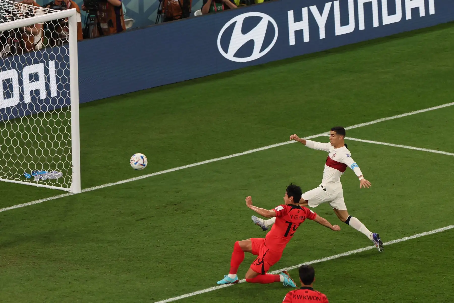 El defensor de Corea del Sur, Kim Young-gwon, anota el primer gol de su equipo durante el partido de fútbol del Grupo H de la Copa Mundial de Qatar 2022 entre Corea del Sur y Portugal en el Education City Stadium en Al- Rayyan, al oeste de Doha, el 2 de diciembre de 2022.
Foto: AFP