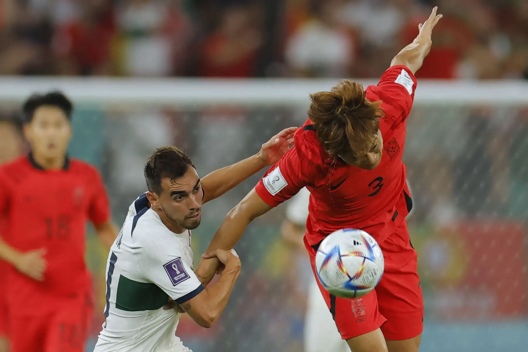 El delantero de Portugal  Ricardo Horta lucha por el balón con el defensor de Corea del Sur Kim Jin-su durante el partido de fútbol del Grupo H de la Copa Mundial de Qatar 2022 entre Corea del Sur y Portugal en el Education City Stadium en Al-Rayyan, al oeste de Doha el 2 de diciembre de 2022.
Foto: AFP
