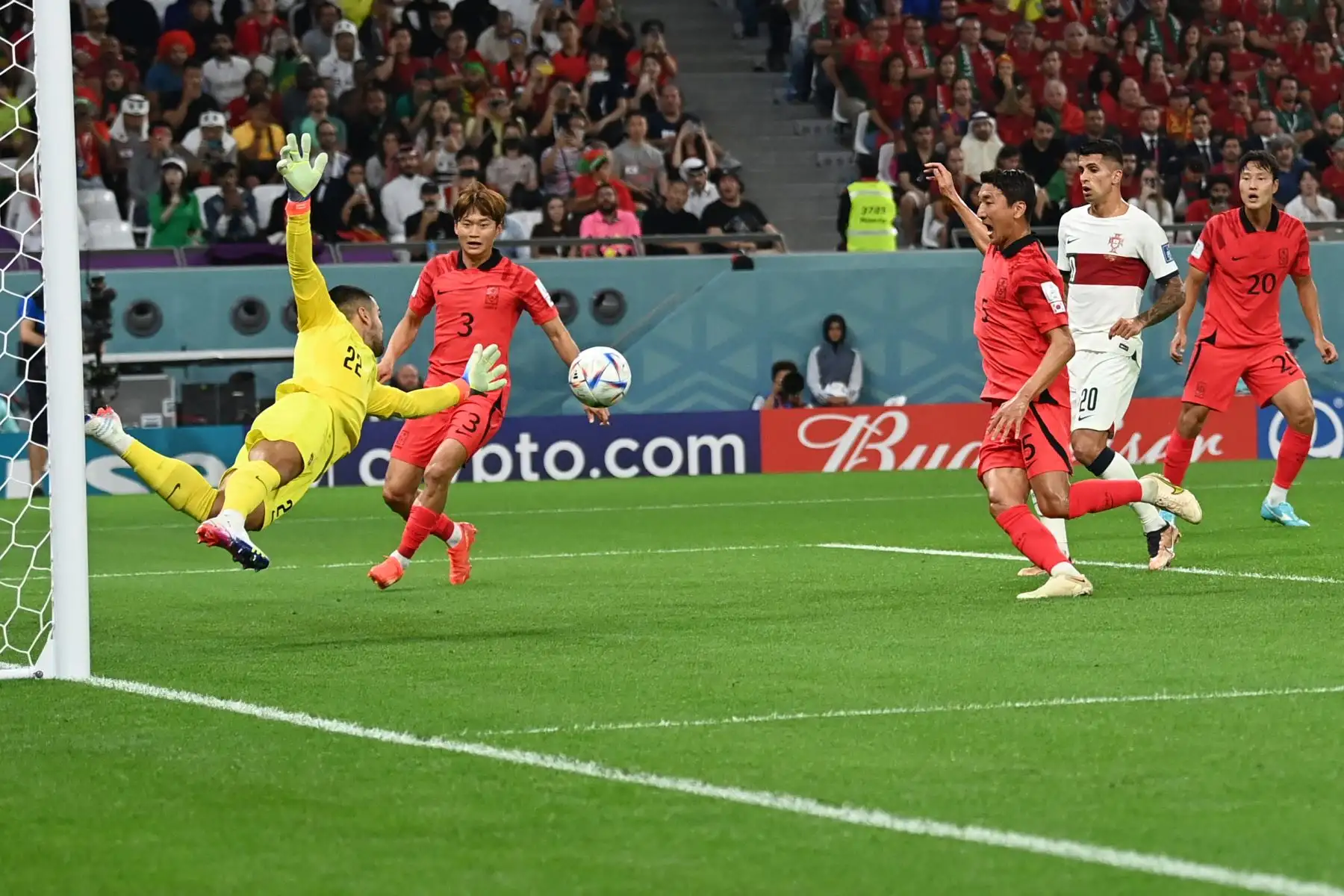 El mediocampista de Corea del Sur Jung Woo-young anota el primer gol de su equipo, pero fue anulado durante el partido de fútbol del Grupo H de la Copa Mundial de Qatar 2022 entre Corea del Sur y Portugal en el Education City Stadium en Al-Rayyan, al oeste de Doha el 2 de diciembre. 2022.
Foto: AFP
