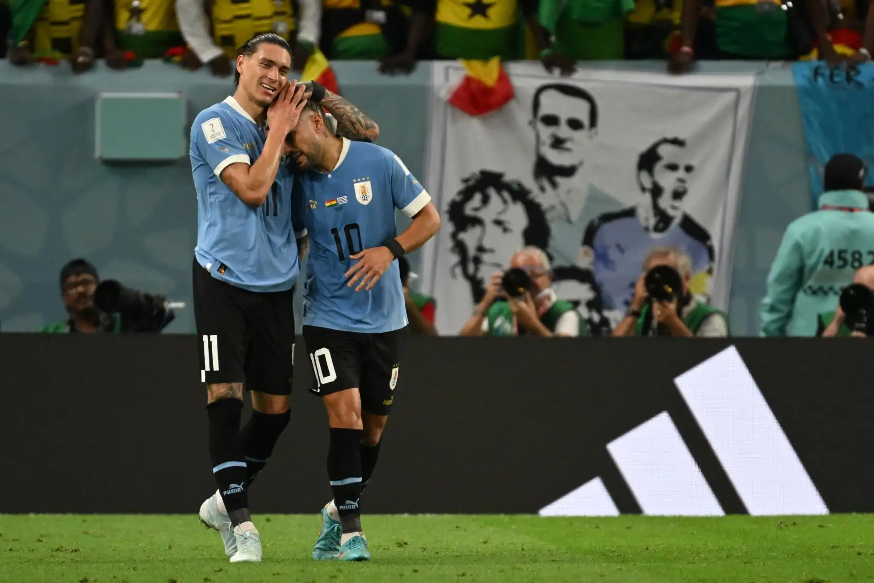 El mediocampista uruguayo Giorgian de Arrascaeta es felicitado por marcar el primer gol durante el partido de fútbol del Grupo H de la Copa Mundial Qatar 2022 entre Ghana y Uruguay en el estadio Al-Janoub en Al-Wakrah, al sur de Doha el 2 de diciembre de 2022.
Foto: AFP