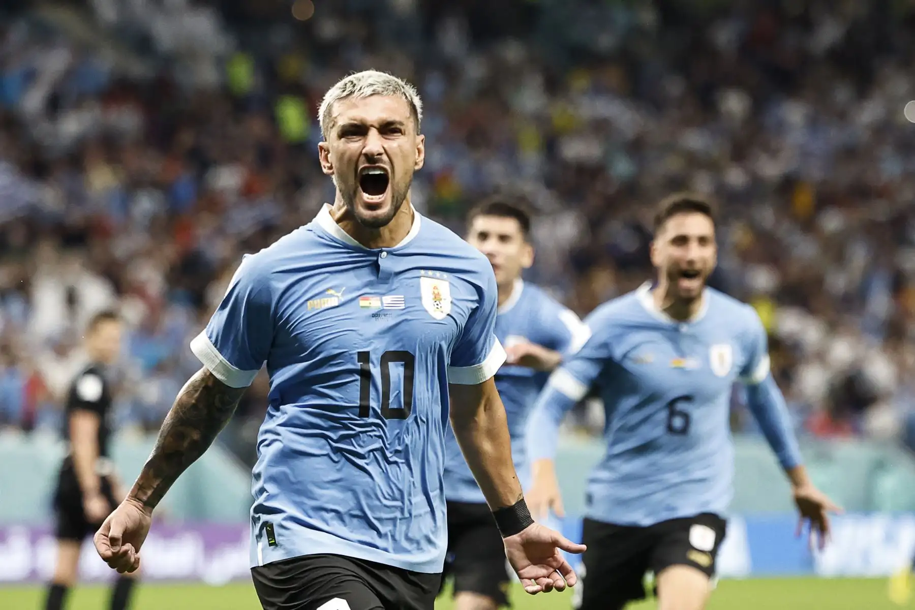 El mediocampista uruguayo Giorgian de Arrascaeta celebra marcar el gol de apertura durante el partido de fútbol del Grupo H de la Copa Mundial Qatar 2022 entre Ghana y Uruguay en el estadio Al-Janoub en Al-Wakrah, al sur de Doha el 2 de diciembre de 2022.
Foto: AFP