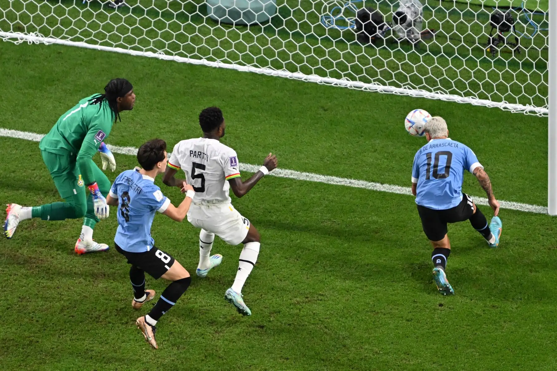El mediocampista uruguayo Giorgian De Arrascaeta (derecha) cabecea el balón para anotar el primer gol de su equipo durante el partido de fútbol del Grupo H de la Copa Mundial Qatar 2022 entre Ghana y Uruguay en el estadio Al-Janoub en Al-Wakrah, al sur de Doha el 2 de diciembre. , 2022.
Foto: AFP