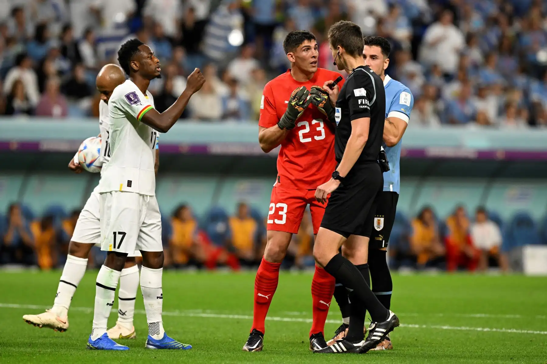 El árbitro alemán Daniel Siebert habla con el portero uruguayo Sergio Rochet  después de otorgar un penalti a Ghana durante el partido de fútbol del Grupo H de la Copa Mundial Qatar 2022 entre Ghana y Uruguay en el Estadio Al-Janoub en Al-Wakrah, sur de Doha el 2 de diciembre de 2022.
Foto: AFP