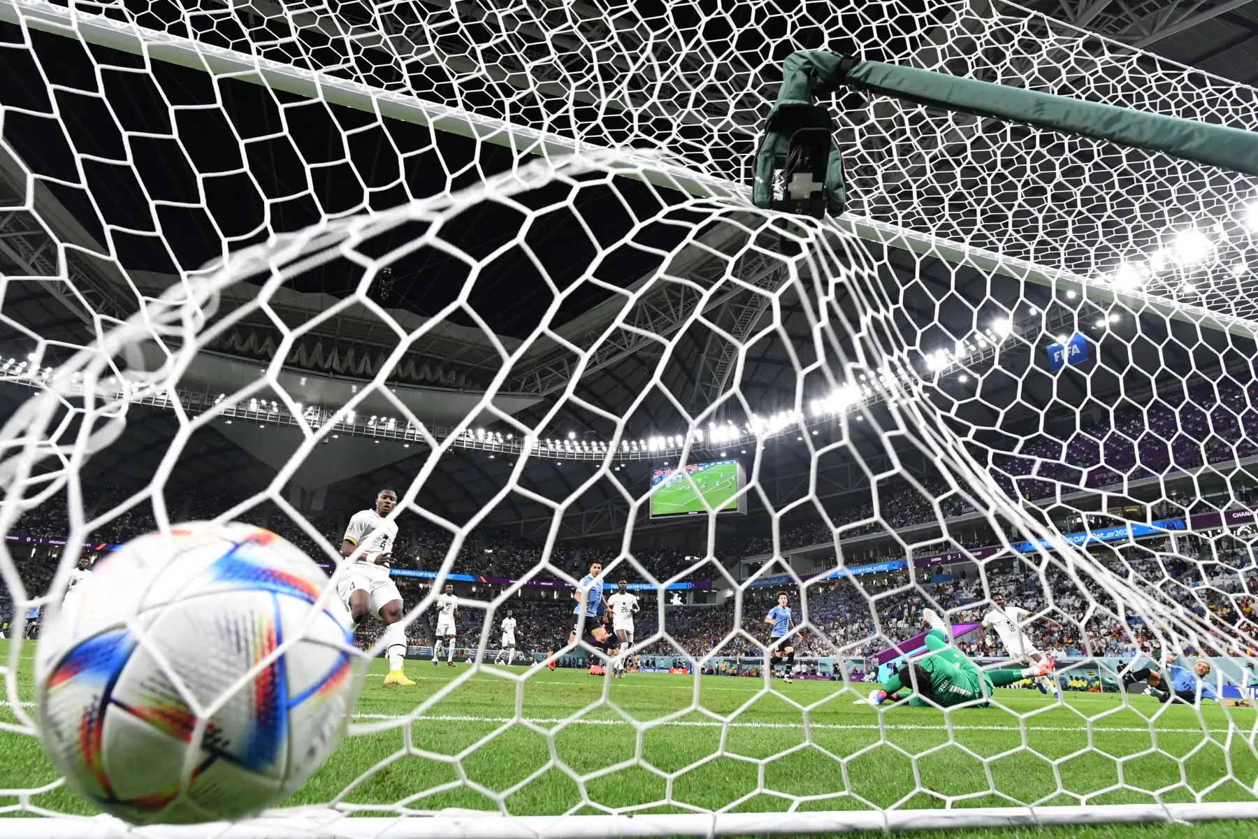 El mediocampista uruguayo  Giorgian De Arrascaeta anota el segundo gol de su equipo superando al portero de Ghana Lawrence Ati Zigi durante el partido de fútbol del Grupo H de la Copa Mundial Qatar 2022 entre Ghana y Uruguay en el estadio Al-Janoub en Al-Wakrah, al sur de Doha el 2 de diciembre de 2022.