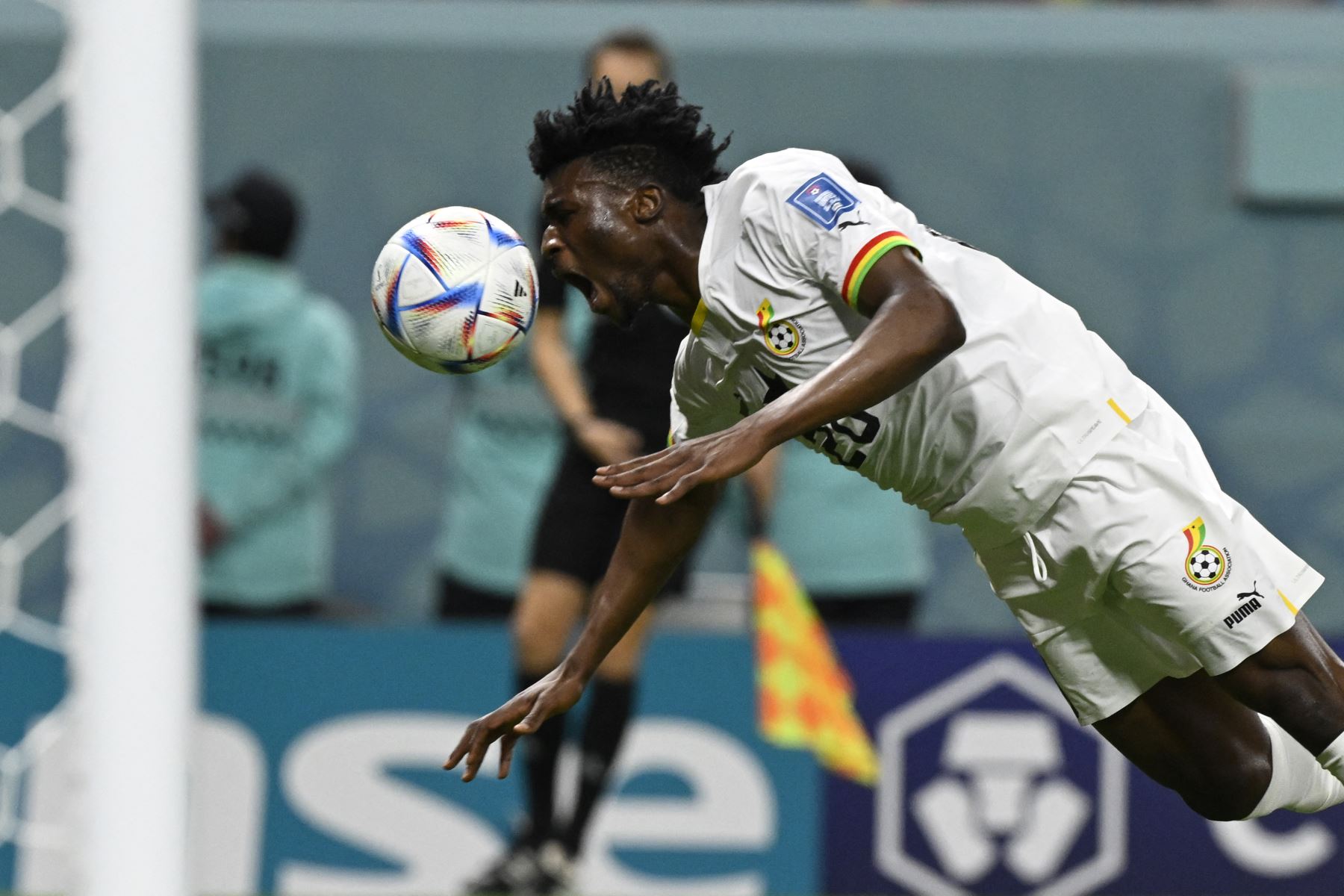 El mediocampista de Ghana  Mohammed Kudus reacciona después de recibir una falta del portero de Uruguay Sergio Rochet (no visto) durante el partido de fútbol del Grupo H de la Copa Mundial de Qatar 2022 entre Ghana y Uruguay en el Estadio Al-Janoub en Al-Wakrah, al sur de Doha el 2 de diciembre de 2022.
