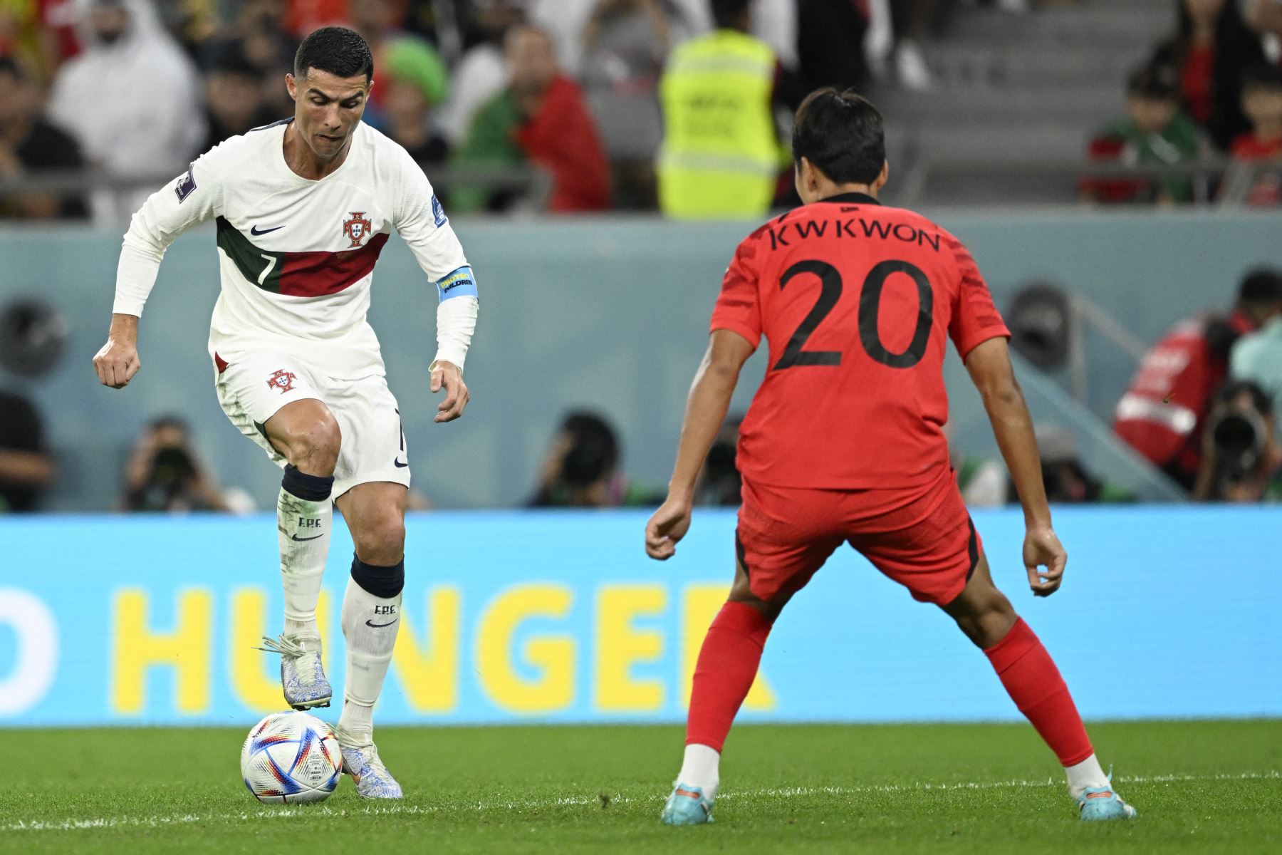 El delantero portugués #07 Cristiano Ronaldo lucha por el balón con el defensa surcoreano #20 Kwon Kyung-won durante el partido de fútbol del Grupo H de la Copa Mundial Qatar 2022 entre Corea del Sur y Portugal en el Education City Stadium en Al-Rayyan, al oeste de Doha, en diciembre. 2, 2022.
Foto: AFP