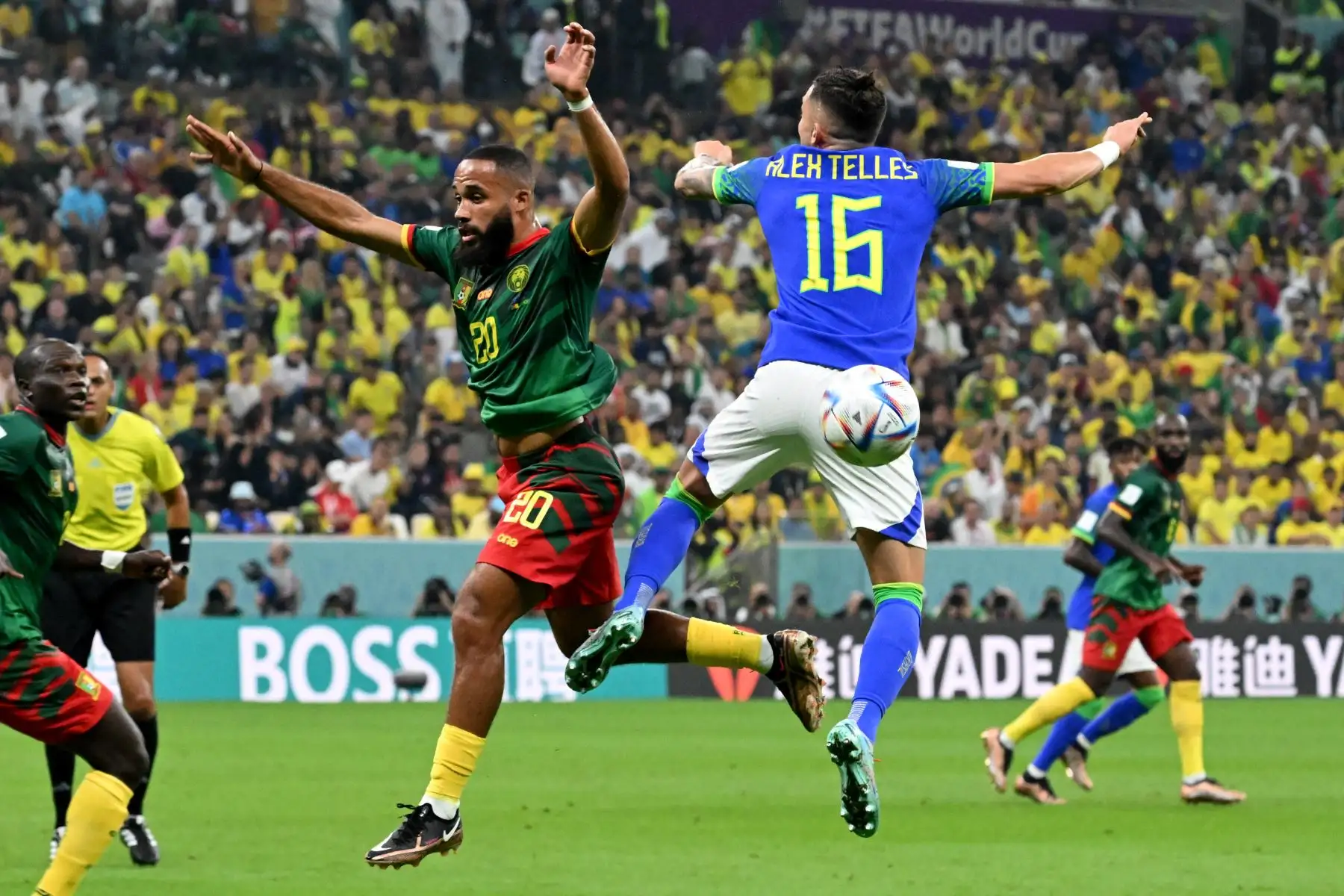 El delantero de Camerún Bryan Mbeumo  lucha por el balón con el defensor de Brasil Alex Telles (R) durante el partido de fútbol del Grupo G de la Copa Mundial Qatar 2022 entre Camerún y Brasil en el Estadio Lusail en Lusail, al norte de Doha el 2 de diciembre , 2022.
Foto: AFP
