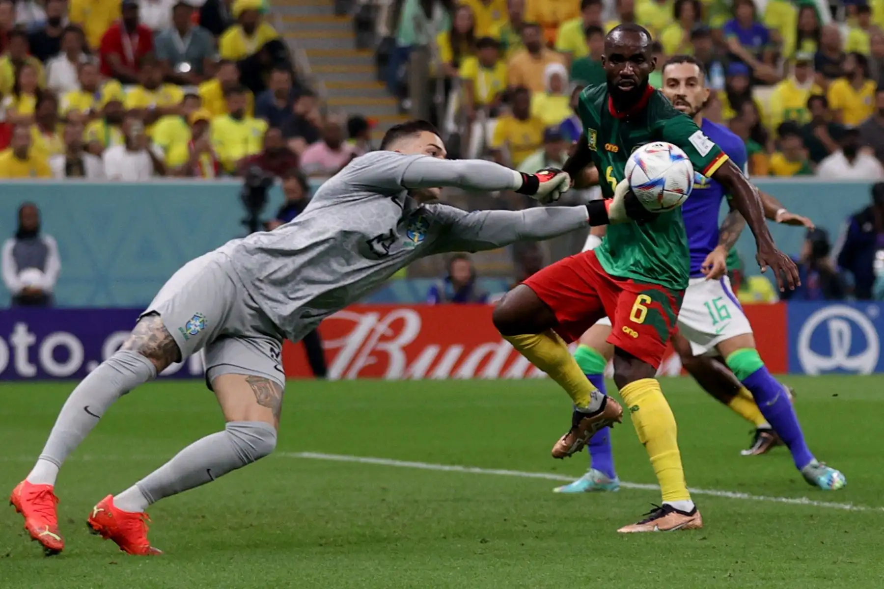 El portero brasileño  Ederson despeja el balón durante el partido de fútbol del Grupo G de la Copa Mundial Qatar 2022 entre Camerún y Brasil en el Estadio Lusail en Lusail, al norte de Doha, el 2 de diciembre de 2022.
Foto: AFP