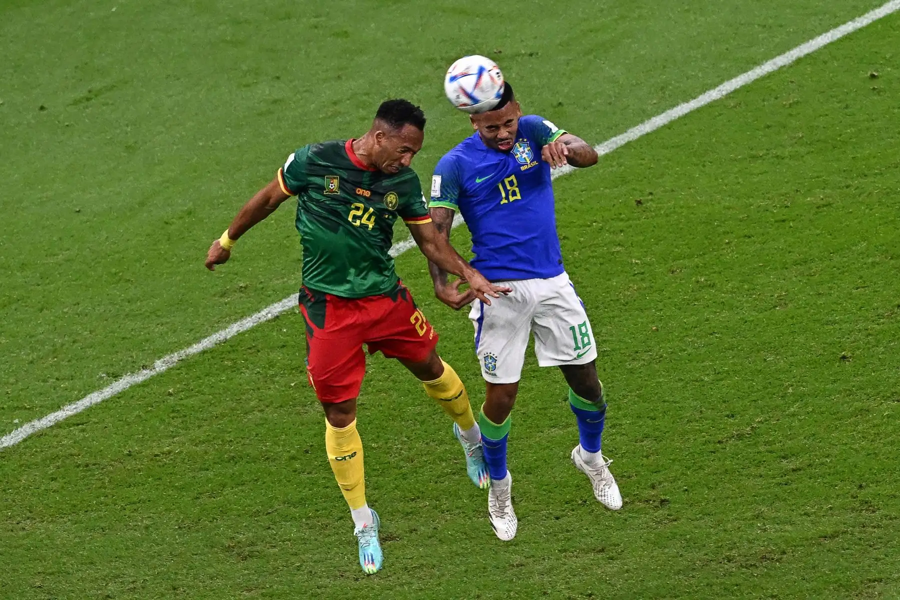 El defensor de Camerún Enzo Ebosse  lucha por el balón con el delantero de Brasil Gabriel Jesus durante el partido de fútbol del Grupo G de la Copa Mundial Qatar 2022 entre Camerún y Brasil en el Estadio Lusail en Lusail, al norte de Doha el 2 de diciembre de 2022.
Foto: AFP