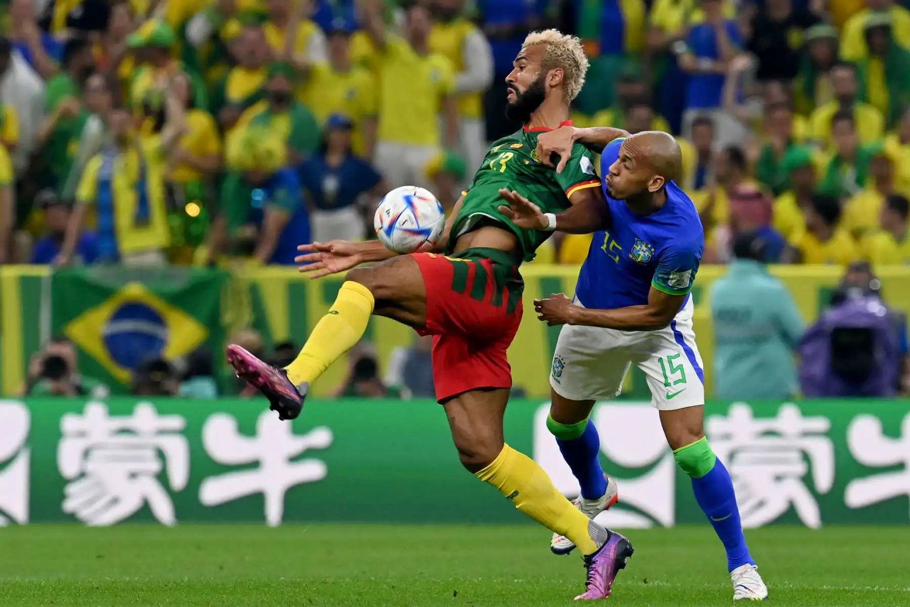 El delantero de Camerún Eric Maxim Choupo-Moting lucha por el balón con el mediocampista de Brasil  Fabinho  durante el partido de fútbol del Grupo G de la Copa Mundial Qatar 2022 entre Camerún y Brasil en el Estadio Lusail en Lusail, al norte de Doha el 2 de diciembre de 2022.
Foto: AFP
