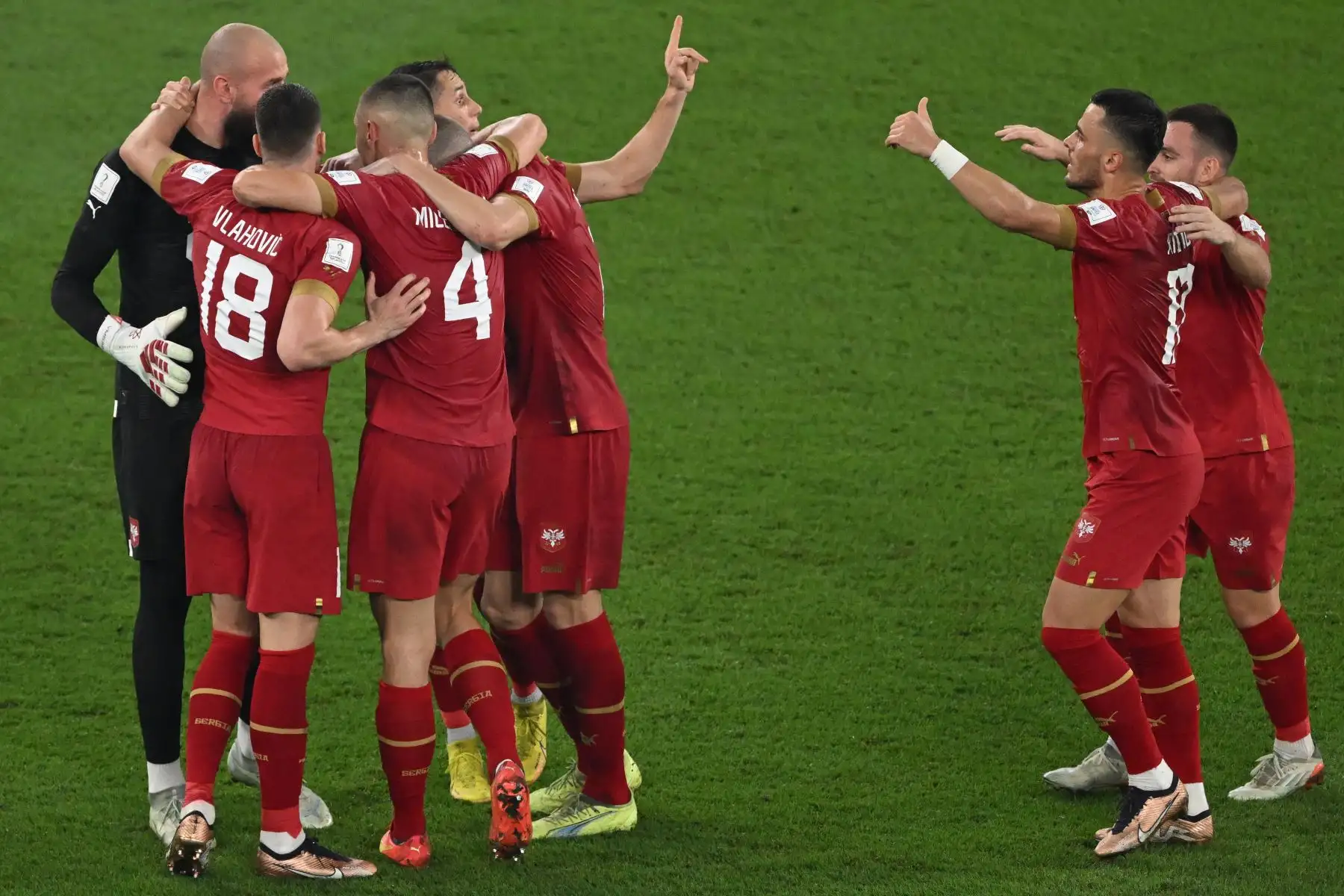 El delantero  de Serbia, Dusan Vlahovic, celebra con sus compañeros de equipo después de marcar el segundo gol de su equipo durante el partido de fútbol del Grupo G de la Copa Mundial de Qatar 2022 entre Serbia y Suiza en el Estadio 974 en Doha el 2 de diciembre de 2022.
Foto: AFP