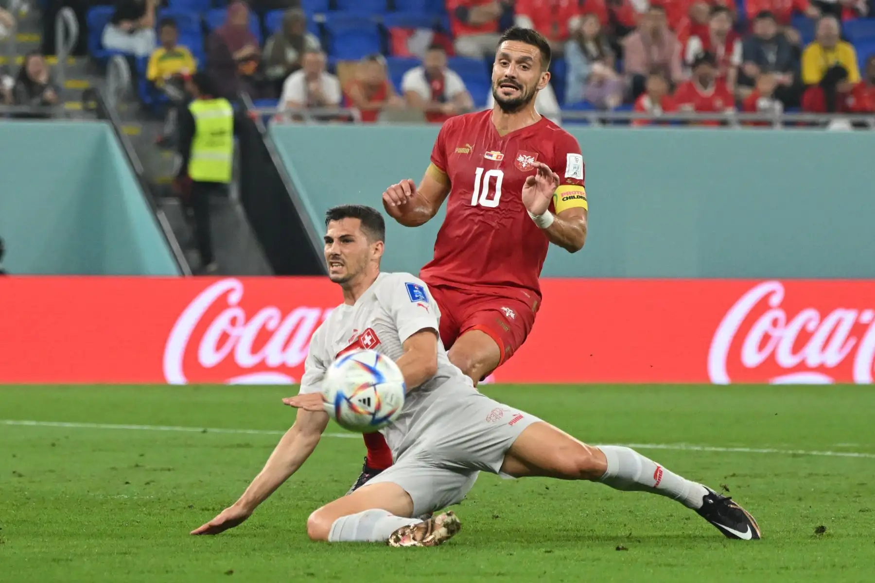 El mediocampista suizo Remo Freuler lucha por el balón con el delantero serbio  Dusan Tadic durante el partido de fútbol del Grupo G de la Copa Mundial de Qatar 2022 entre Serbia y Suiza en el Estadio 974 en Doha el 2 de diciembre de 2022.
Foto: AFP