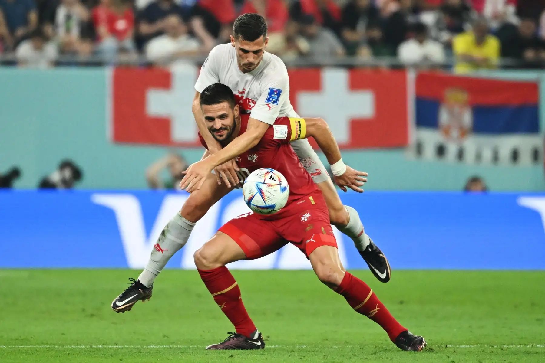 El mediocampista suizo  Remo Freuler (arriba) lucha por el balón con el delantero serbio Dusan Tadic durante el partido de fútbol del Grupo G de la Copa Mundial Qatar 2022 entre Serbia y Suiza en el Estadio 974 en Doha el 2 de diciembre de 2022.
Foto: Afp
