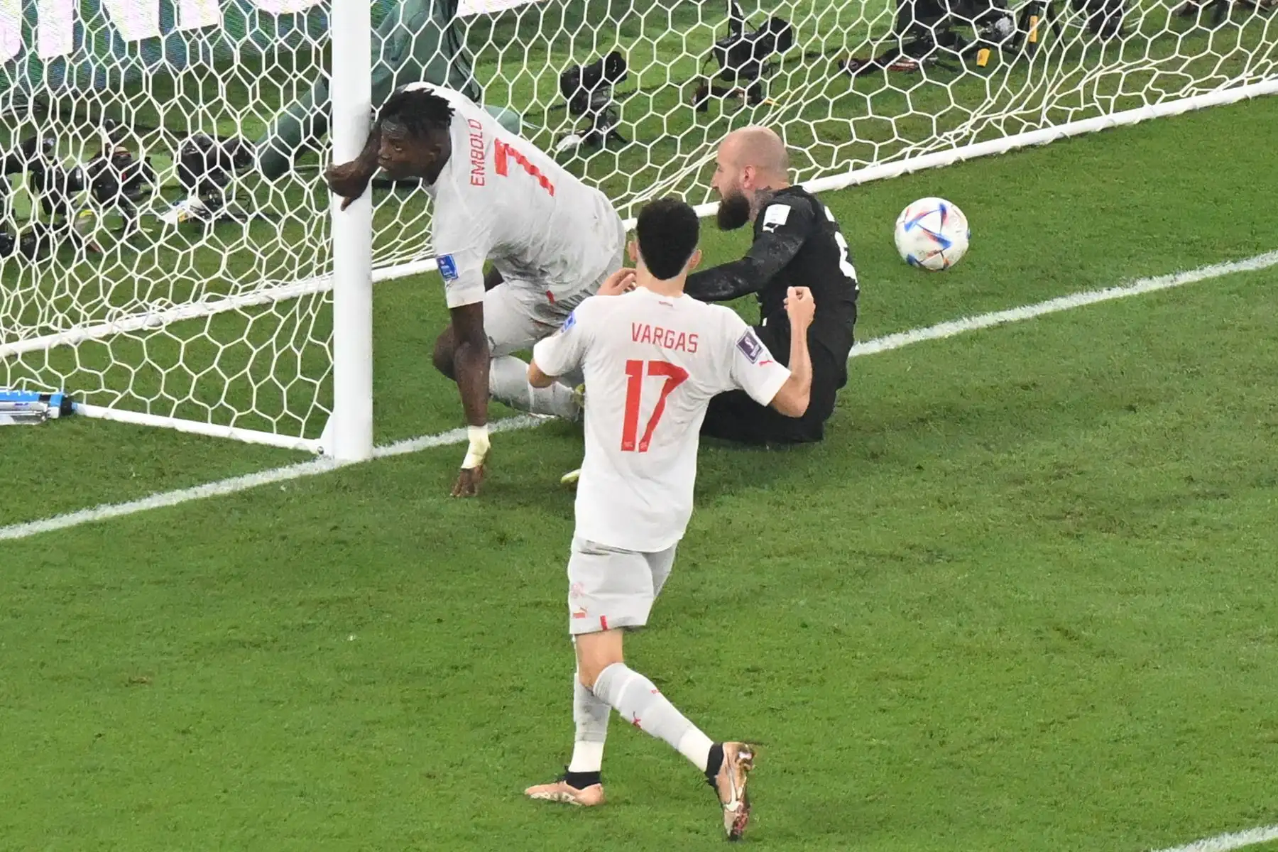 El delantero suizo Breel Embolo celebra con el delantero suizo Ruben Vargas después de anotar el segundo gol de su equipo superando al portero serbio Vanja Milinkovic-Savic durante el partido de fútbol del Grupo G de la Copa Mundial Qatar 2022 entre Serbia y Suiza en el Estadio 974 en Doha en diciembre 2, 2022.
Foto:AFP