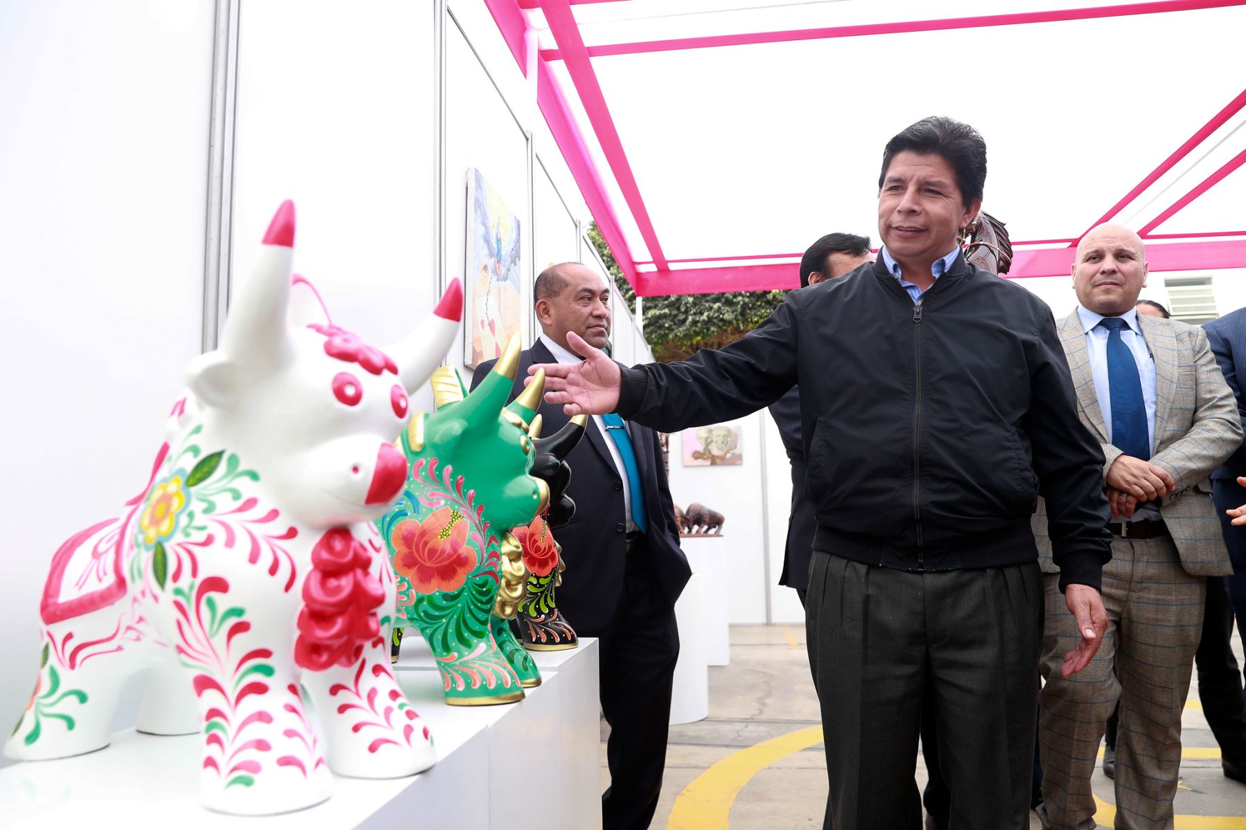 Presidente Pedro Castillo Terrones junto al ministro de justicia, Félix Chero,  visitan la exposición artística "Cárceles productivas para el mundo" en la sede del Ministerio de Justicia y Derechos Humanos del Perú, en Miraflores.
Foto: ANDINA/Presidencia Perú