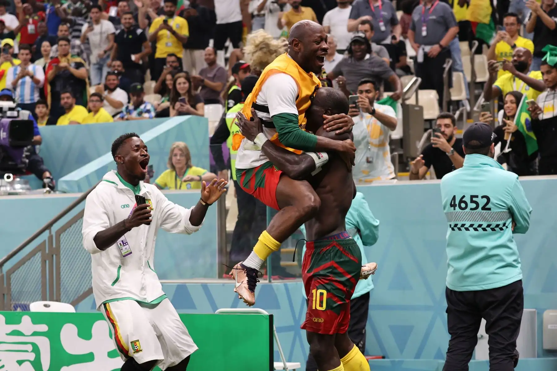 Los jugadores de Camerún celebran el gol 1-0 de Vincent Aboubaker durante el partido de fútbol del grupo G de la Copa Mundial de la FIFA 2022 entre Camerún y Brasil en el Estadio Lusail en Lusail, Qatar, el 2 de diciembre de 2022. Foto: AFP