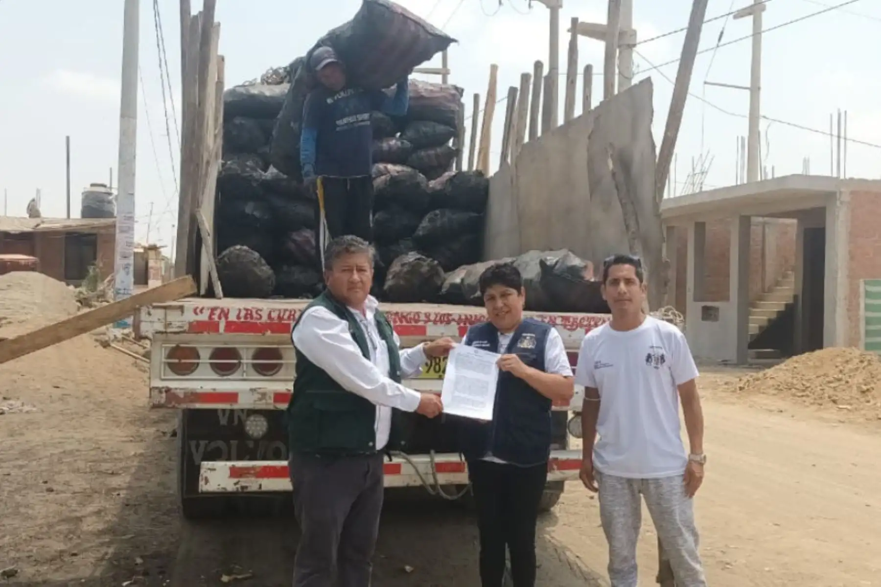 La Gerencia del Programa del Vaso de Leche del municipio de Guadalupe (La Libertad) recibió las camionadas de carbón y la leña de algarrobo. Foto: ANDINA/Serfor