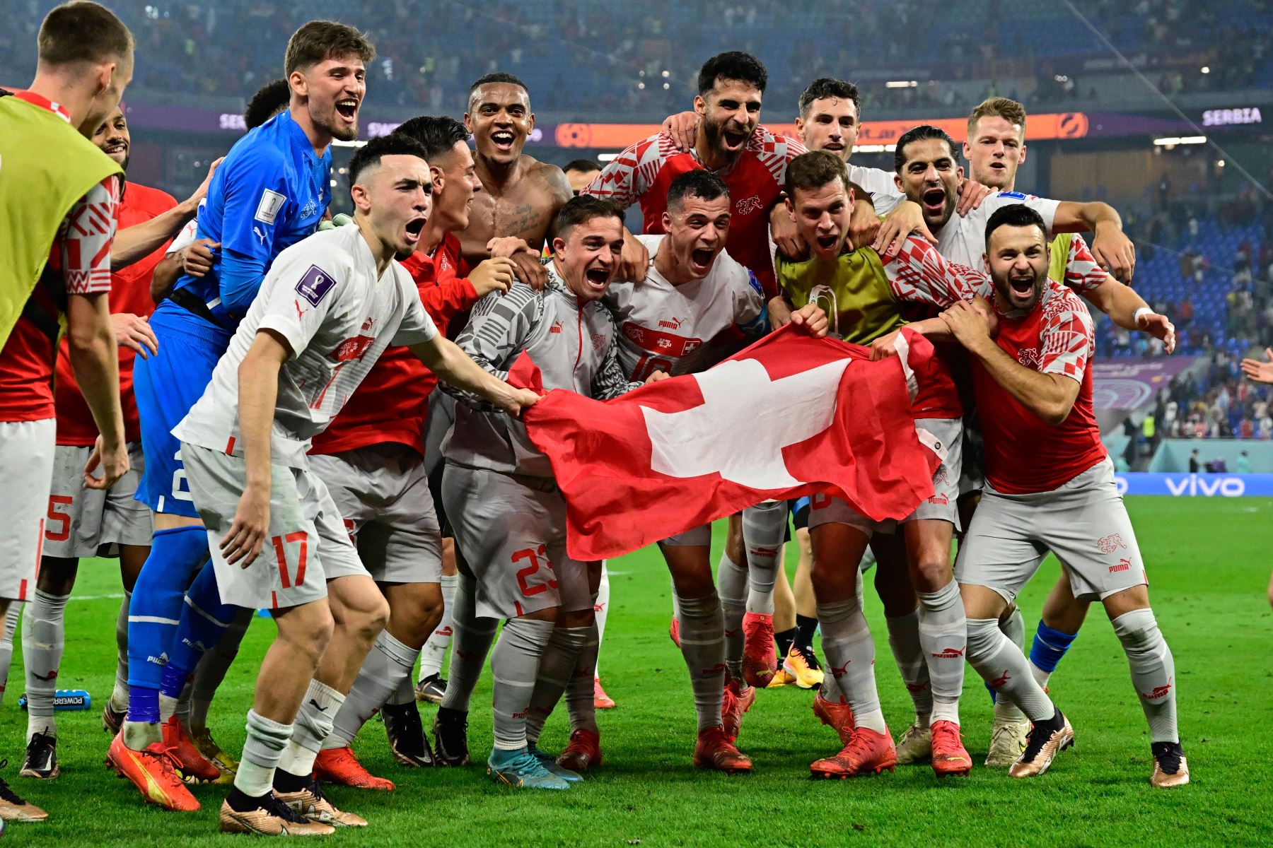 Los jugadores de Suiza posan para una foto mientras celebran la derrota de Serbia 3-2 y la clasificación a la siguiente ronda del torneo, al final del partido de fútbol del Grupo G de la Copa Mundial Catar 2022 entre Serbia y Suiza en el Estadio 974 en Doha el 2 de diciembre. , 2022. Foto: AFP