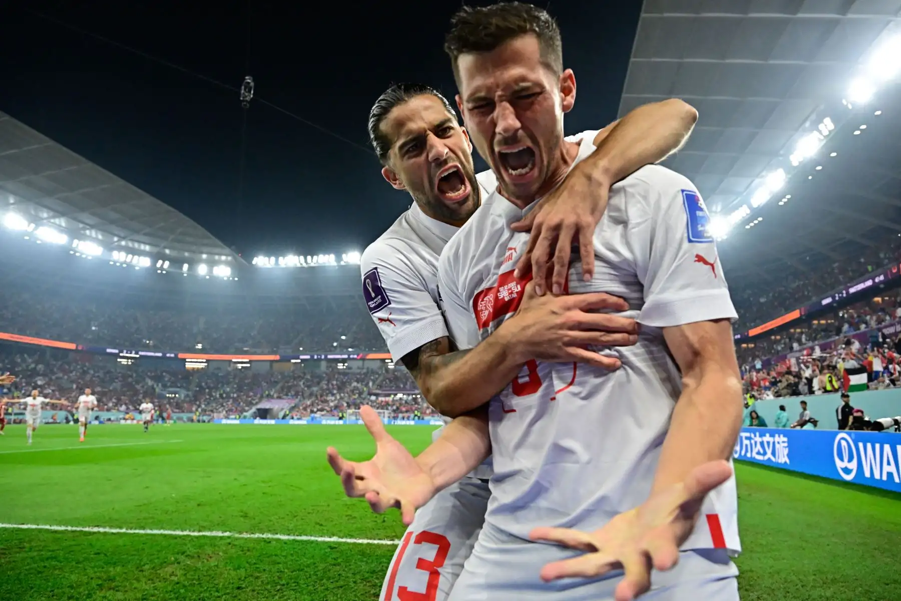 El mediocampista suizo Remo Freuler celebra con el defensa suizo Ricardo Rodríguez después de marcar el tercer gol de su equipo durante el partido de fútbol del Grupo G de la Copa Mundial Catar 2022 entre Serbia y Suiza en el Estadio 974 en Doha el 2 de diciembre de 2022. Foto: AFP