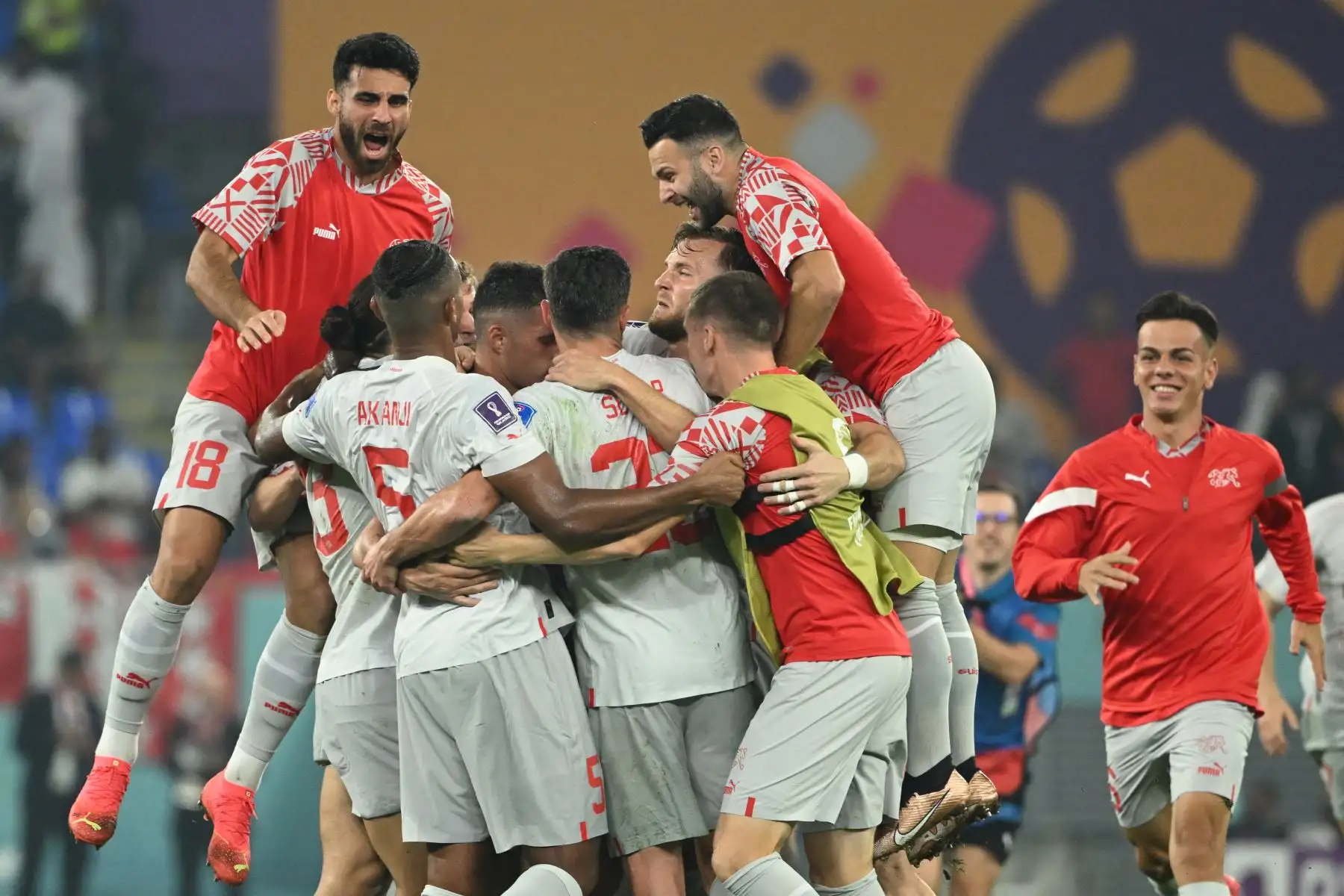Los jugadores de Suiza celebran su victoria en el partido de fútbol del Grupo G de la Copa Mundial de Qatar 2022 entre Serbia y Suiza en el Estadio 974 en Doha el 2 de diciembre de 2022.