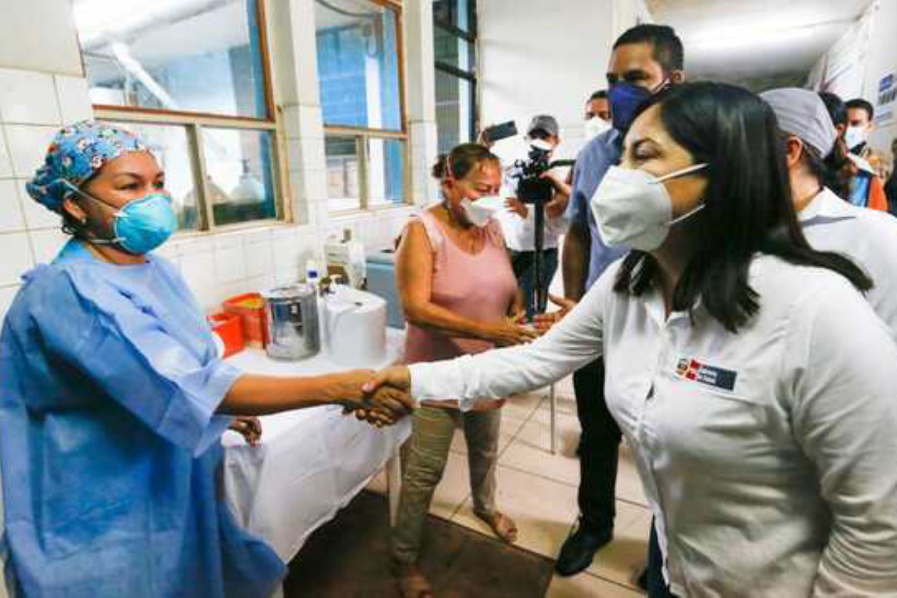 La ministra de Salud, Kelly Portalatino Ávalos, acompañada por la congresista Francis Paredes, llegó a la ciudad de Pucallpa, región Ucayali. Foto: Minsa