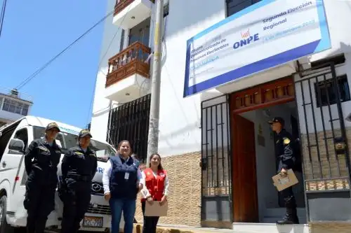 Efectivos de la Policía Nacional resguardan el traslado del material a los locales de votación y con la supervisión del Jurado Electoral Especial. Foto: Cortesía Eduard Lozano