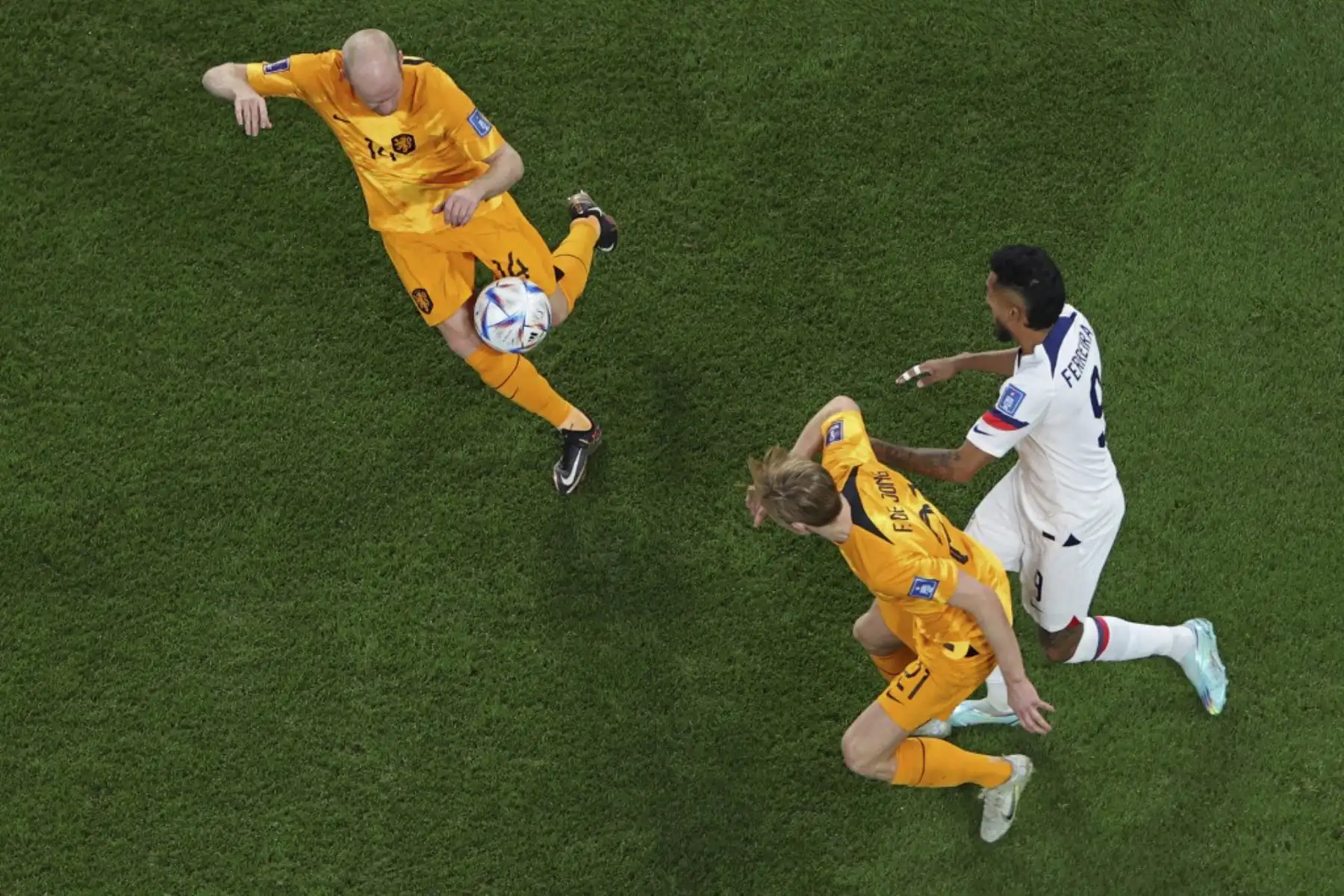 El mediocampista holandés #14 Davy Klaassen y el mediocampista holandés #21 Frenkie De Jong luchan por el balón con el delantero estadounidense #09 Jesús Ferreira durante el partido de octavos de final de la Copa Mundial de Catar 2022 entre Holanda y Estados Unidos en el Estadio Internacional Khalifa en Doha

Foto: AFP