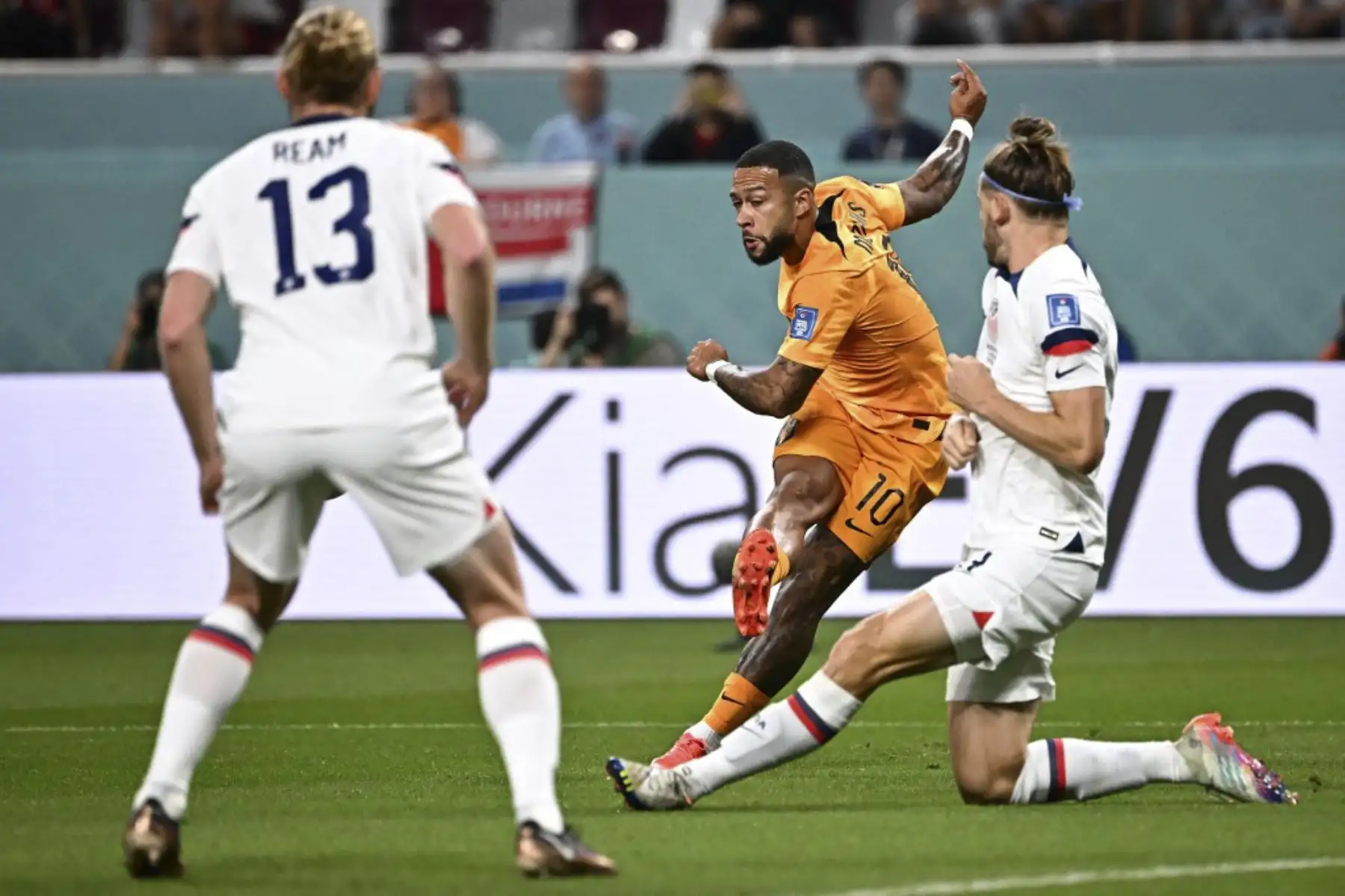 El delantero holandés #10 Memphis Depay (C) dispara para marcar el primer gol de su equipo durante el partido de fútbol de octavos de final de la Copa Mundial Catar 2022 entre Holanda y EE. UU. en el Estadio Internacional Khalifa en Doha

Foto:AFP