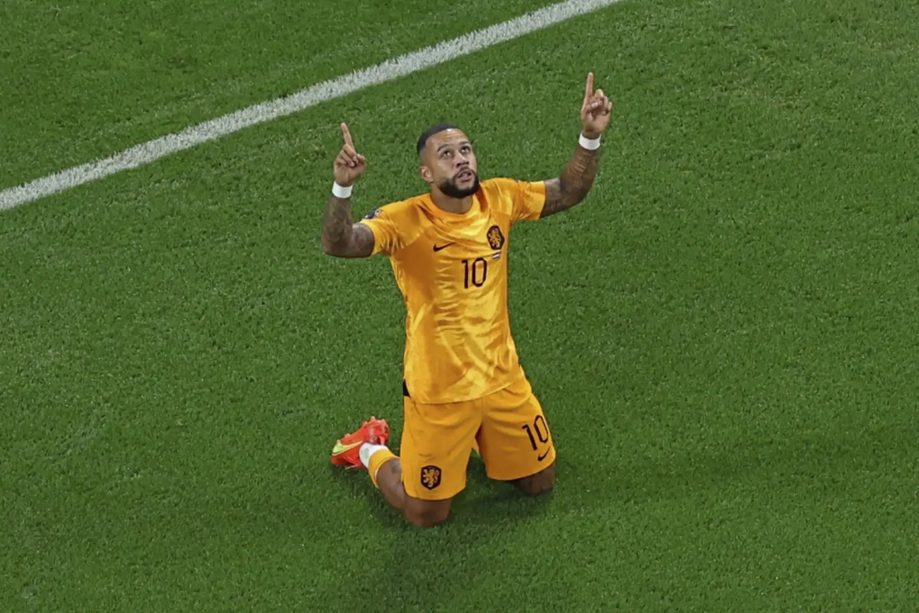 El delantero holandés #10 Memphis Depay celebra marcar el primer gol de su equipo durante el partido de fútbol de octavos de final de la Copa Mundial Catar 2022 entre Holanda y Estados Unidos en el Estadio Internacional Khalifa en Doha

Foto:AFP